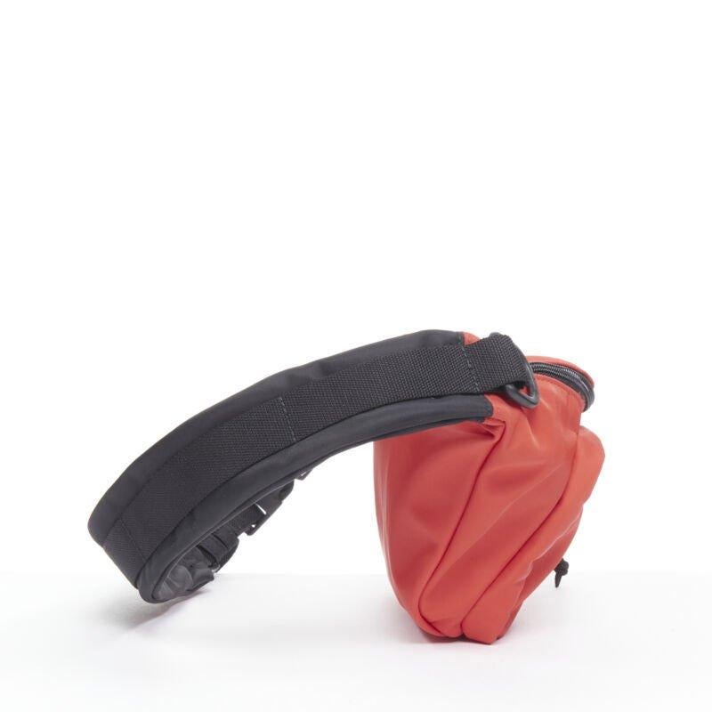 Rose BALENCIAGA Explorer Double Pack Sharp WFP rouge blanc à bandoulière en vente