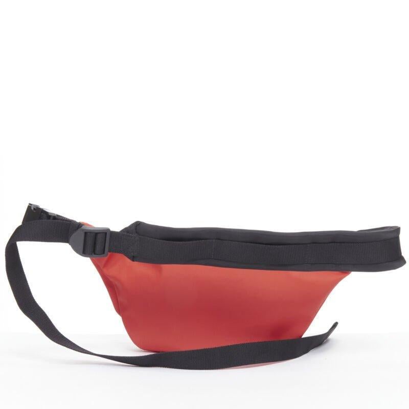 BALENCIAGA Explorer Double Pack Sharp WFP rouge blanc à bandoulière Excellent état - En vente à Hong Kong, NT