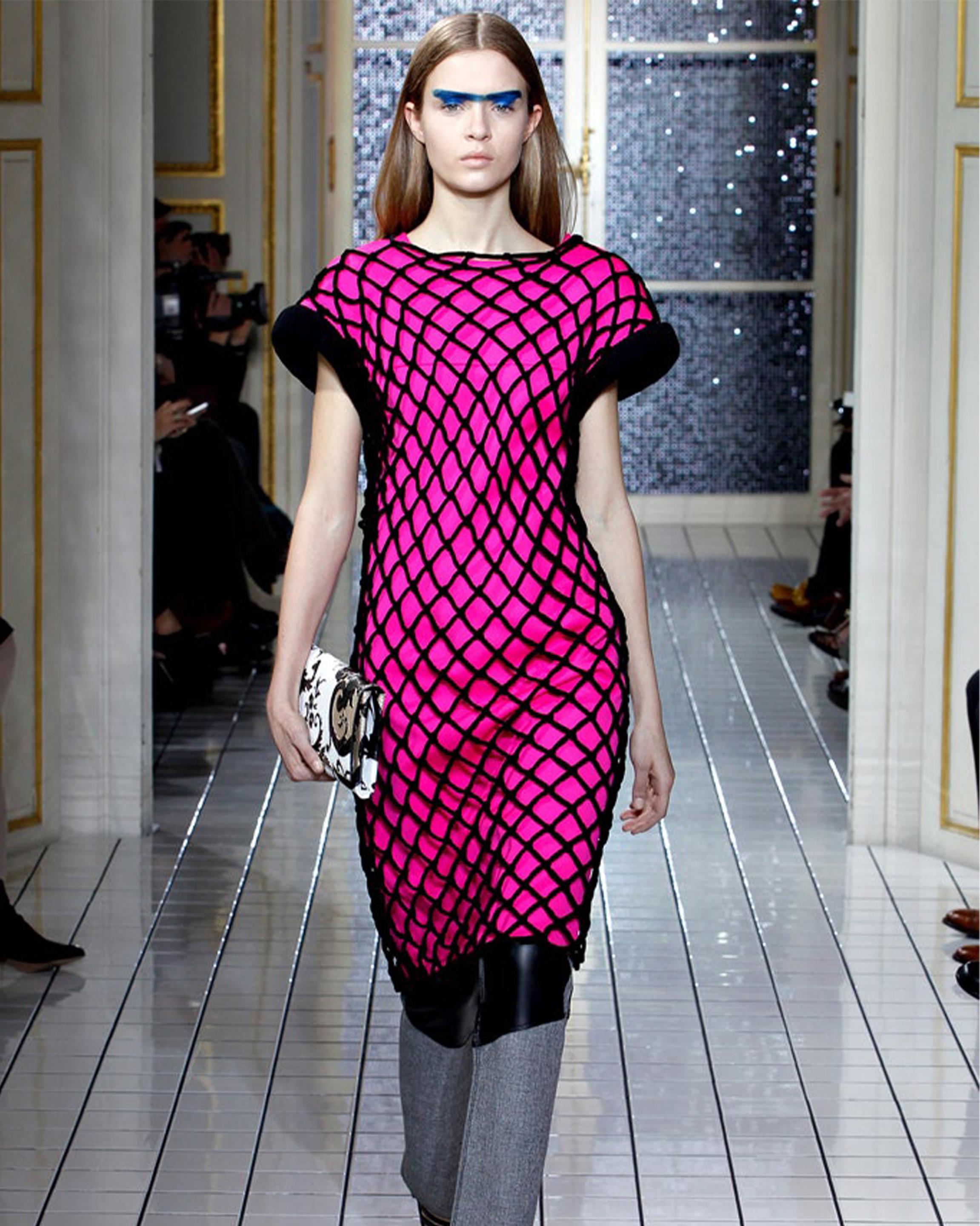 Balenciaga F/W 2011 Vestido de cóctel de terciopelo cruzado en contraste rosa en venta 4