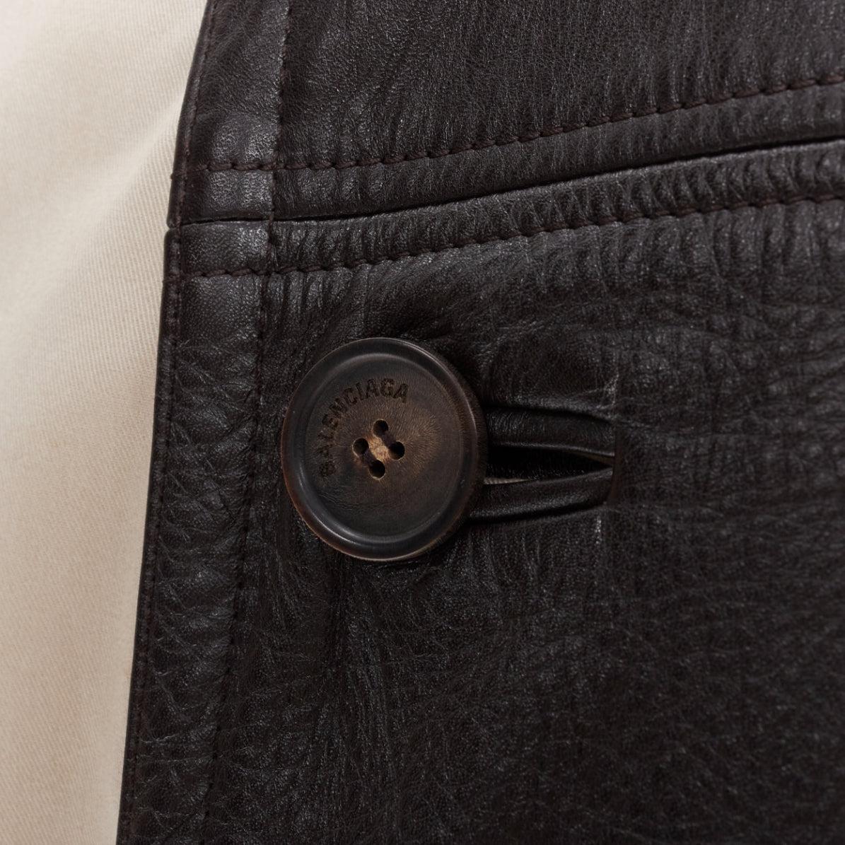 BALENCIAGA Faux manteau ceinturé trench en cuir noir beige M en vente 7