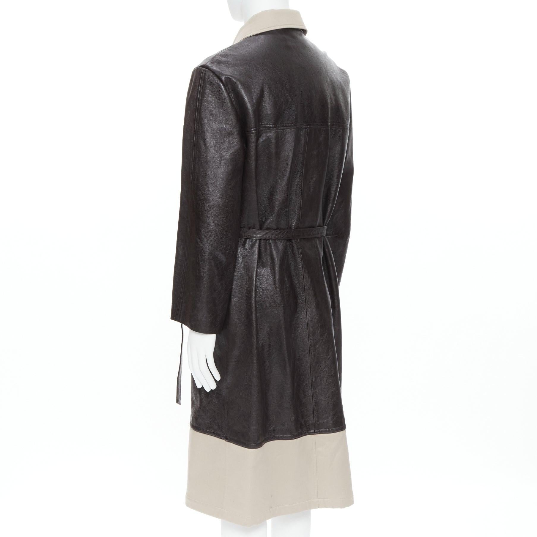 BALENCIAGA Faux manteau ceinturé trench en cuir noir beige M en vente 2