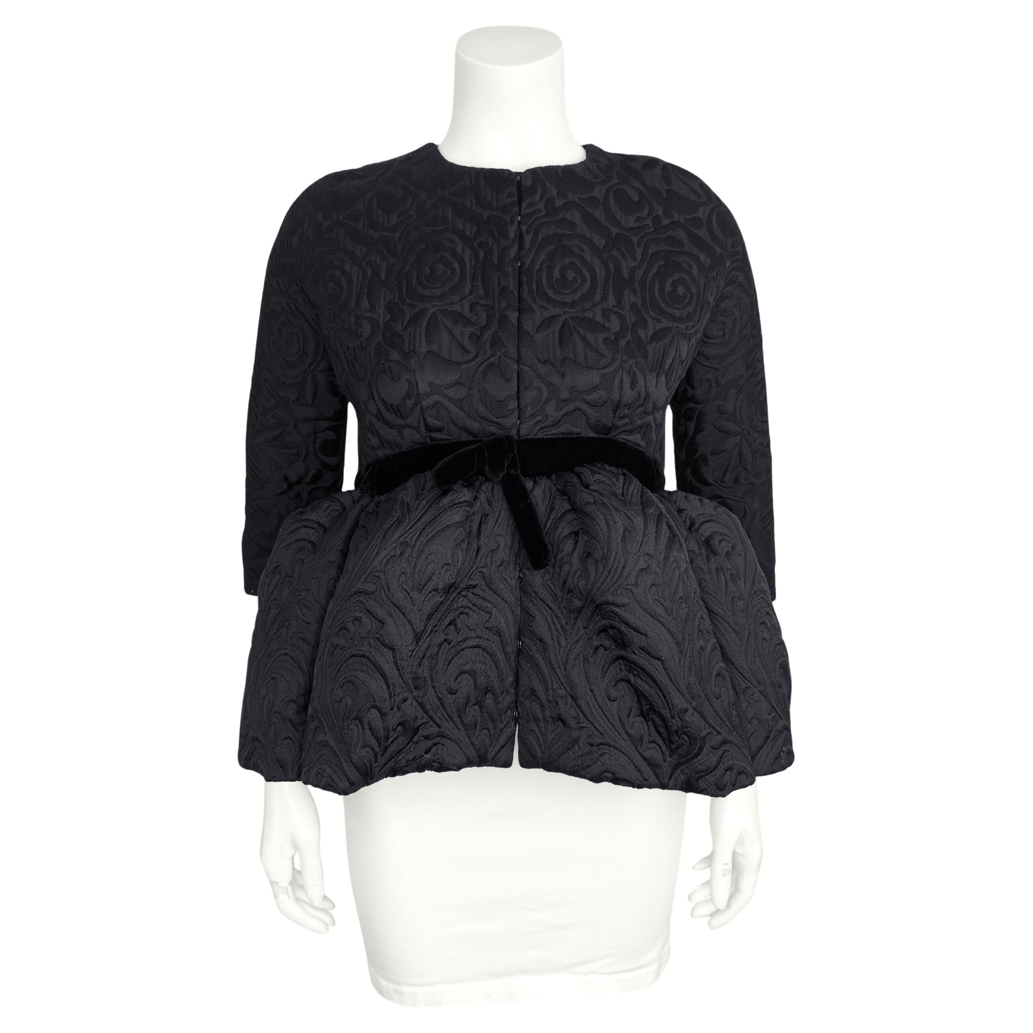 Balenciaga by Nicolas Ghesquière Brocade Jacket as seen on the Fall 2006 Runway (Veste en brocart de Balenciaga par Nicolas Ghesquière, vue sur le défilé de l'automne 2006) 
Mélange de soie avec motif floral en brocart sur l'ensemble du corps
Péplum