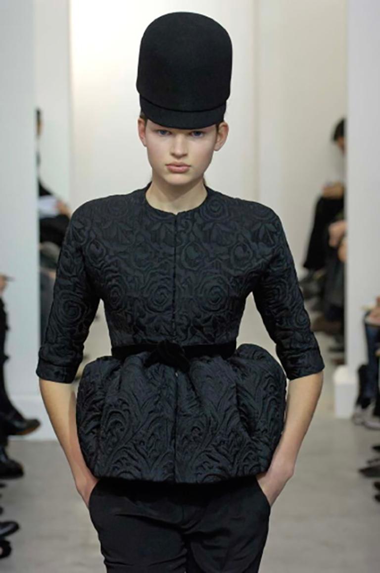 Balenciaga Automne 2006 - Veste en brocart noir avec péplum exagéré en vente 3