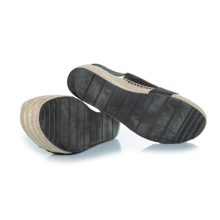 Balenciaga, Flat leather raffia sandals. The item is in very good condition. 

CONDITION: very good condition

SIZE: 40

INSOLE MEASUREMENTS: 26.5 cm

HEEL MEASUREMENTS: 5 cm PLATFORM: 4 cm

FABRIC: leather, raffia

COLOUR: black