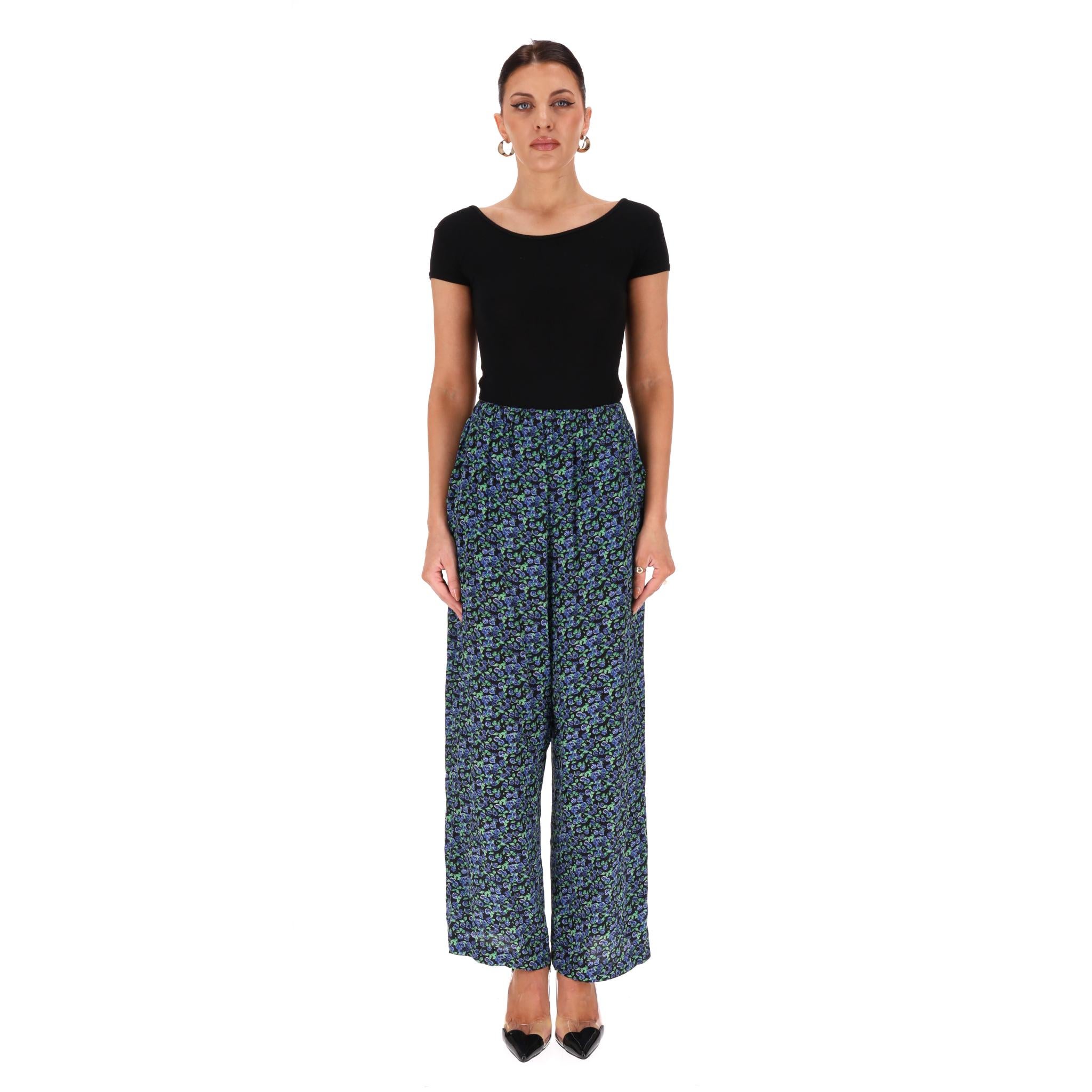 Balenciaga Floral Print Silk Wide-Leg Trousers

Blue trousers designed with all-over tiny floral print in silk-crepe.

Featuring wide-leg silhouette, side pockets and 'Balenciaga' logo tag to rear.

Rrp Approx. £1,100

Size – 36FR

Condition – Very
