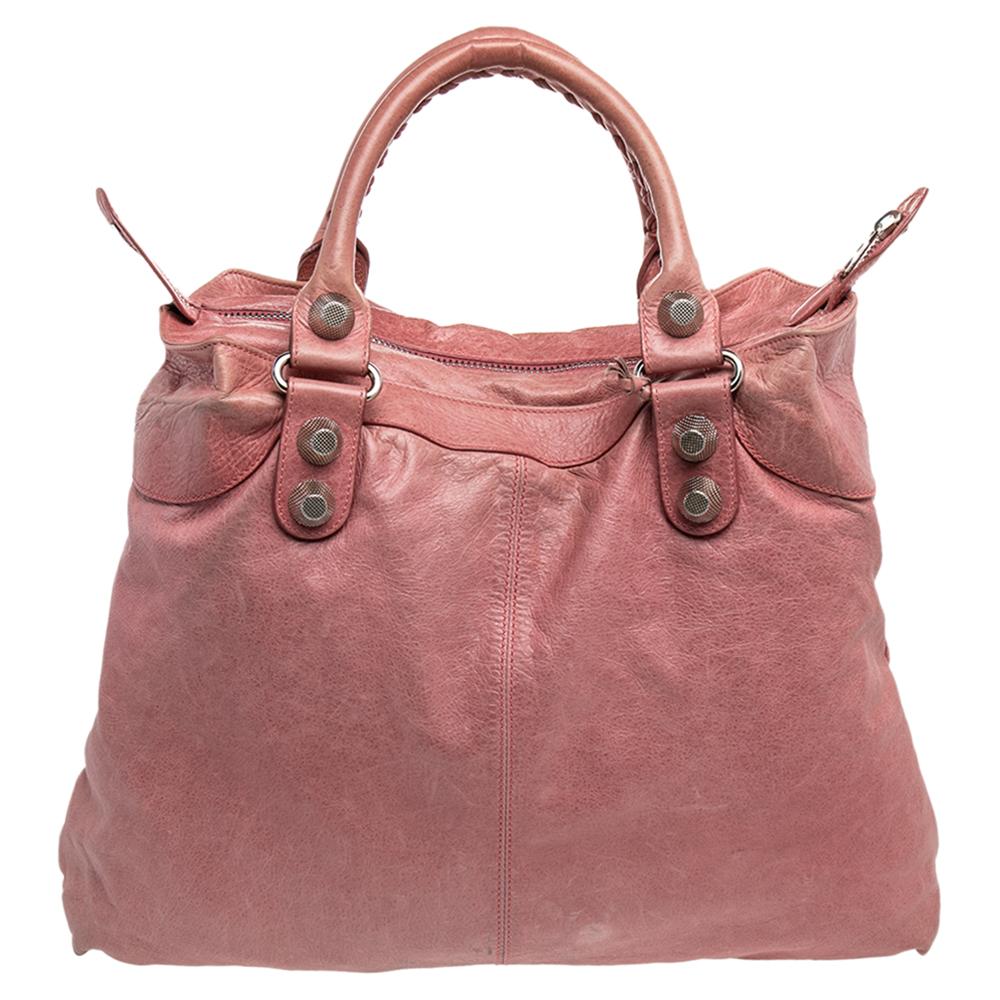 Diese Balenciaga Brief-Tasche ist perfekt für den täglichen Gebrauch. Die in Italien aus Leder gefertigte Tasche hat ein feminines Design mit zwei Henkeln an der Oberseite, einem Reißverschlussfach auf der Vorderseite und silberfarbenen Beschlägen.