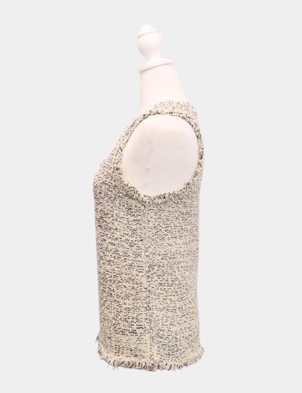 Canotta Balenciaga in tweed con frange sull'orlo, ha uno scollo rotondo, è senza maniche e ha la schiena a giro.

Materiale: Seta/cotone/nylon/acrilico
Taglia: EU 34 / XS
Busto: 83 cm
Vita: 70 cm
Anca: 90 cm
Condit: Buono25