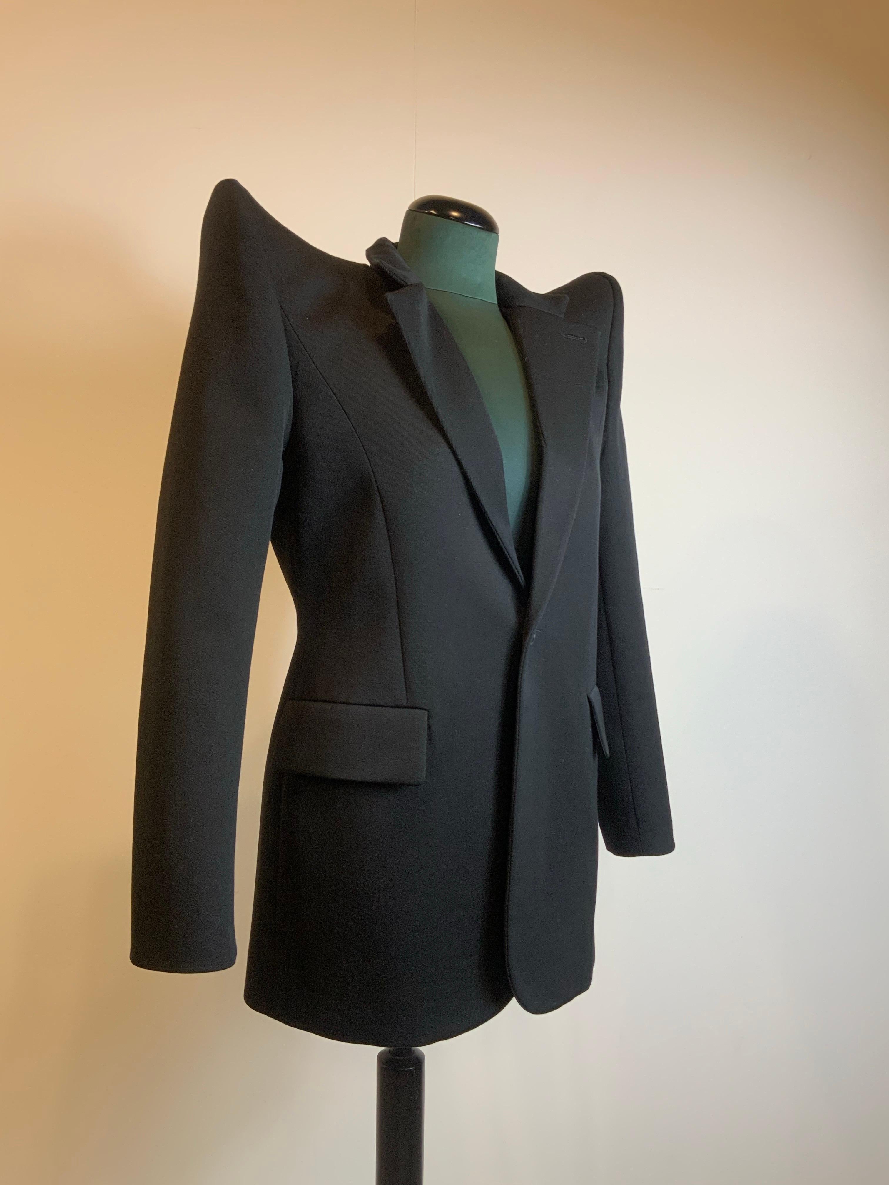 Balenciaga Pagoda jacket.
Fall 2020 RTW collection.
100% wool, lined.
Italian size 38.
Shoulders 42 cm
Bust 46 cm
Length 80 cm
Excellent general condition, shows minimal signs of normal use.