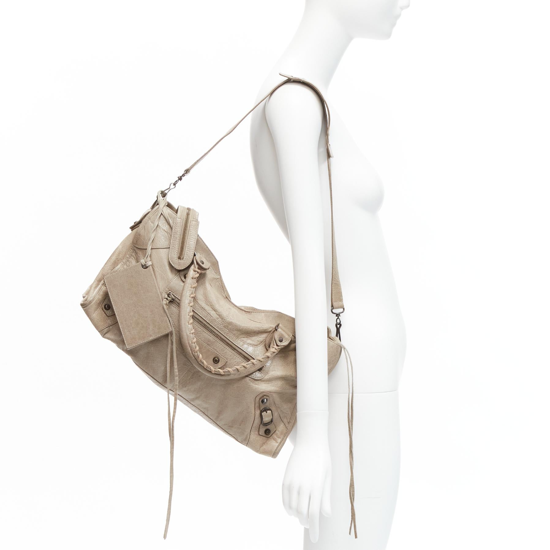 BALENCIAGA Galet City brown studded leather motorcross classic shoulder crossbody bag
Reference: JYLM/A00043
Brand: Balenciaga
Model: Galet City
Material: Leather
Color: Brown
Pattern: Solid
Closure: Zip
Lining: Black Fabric
Extra Details: Leather