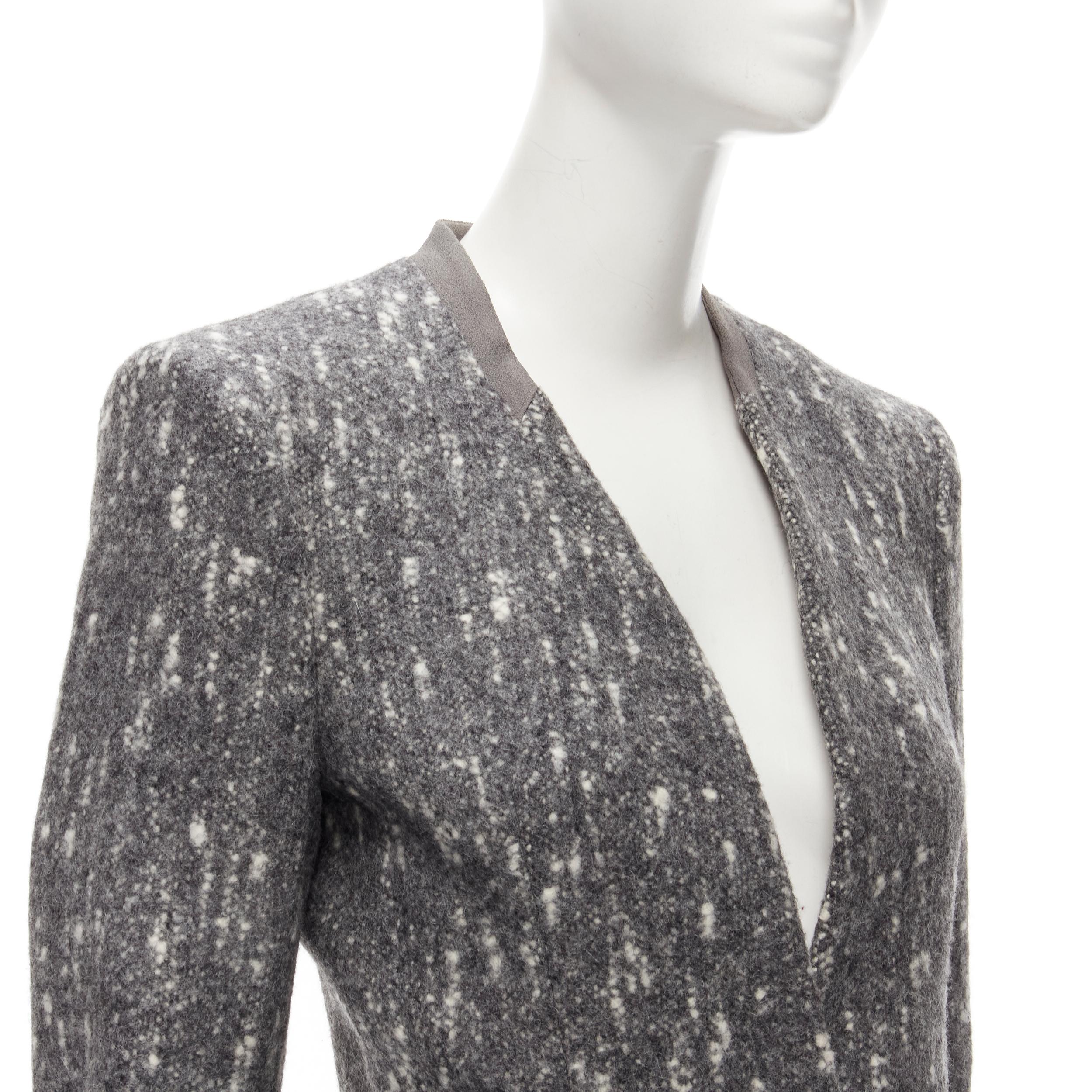 BALENCIAGA Ghesquiere 2009 grey white speckled fitted blazer jacket FR38 M
Reference: YNWG/A00162
Brand: Balenciaga
Designer: Nicolas Ghesquiere
Collection: 2009
Material: Cupro, Blend
Color: Grey, White
Pattern: Solid
Closure: Button
Lining: 