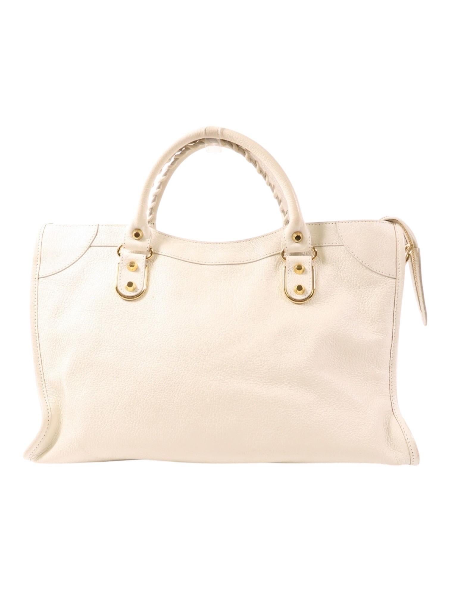 Pièce emblématique de la ligne de sacs à main très prisée de Balenciaga, le Giant 12 Gold City en cuir ivoire illustre l'équilibre caractéristique de la maison entre matériel audacieux et luxe intemporel. Confectionné en cuir de veau souple à la