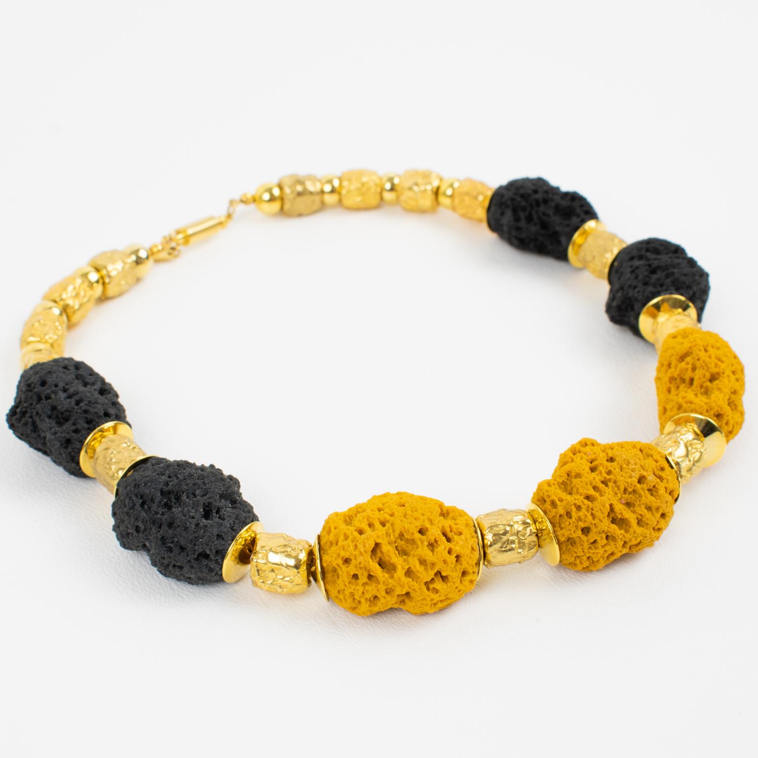 Moderno Collana dorata di Balenciaga con perline di resina lavica in vendita