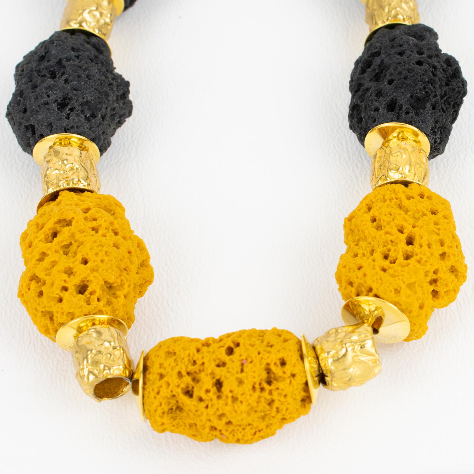 Collana dorata di Balenciaga con perline di resina lavica in vendita 1