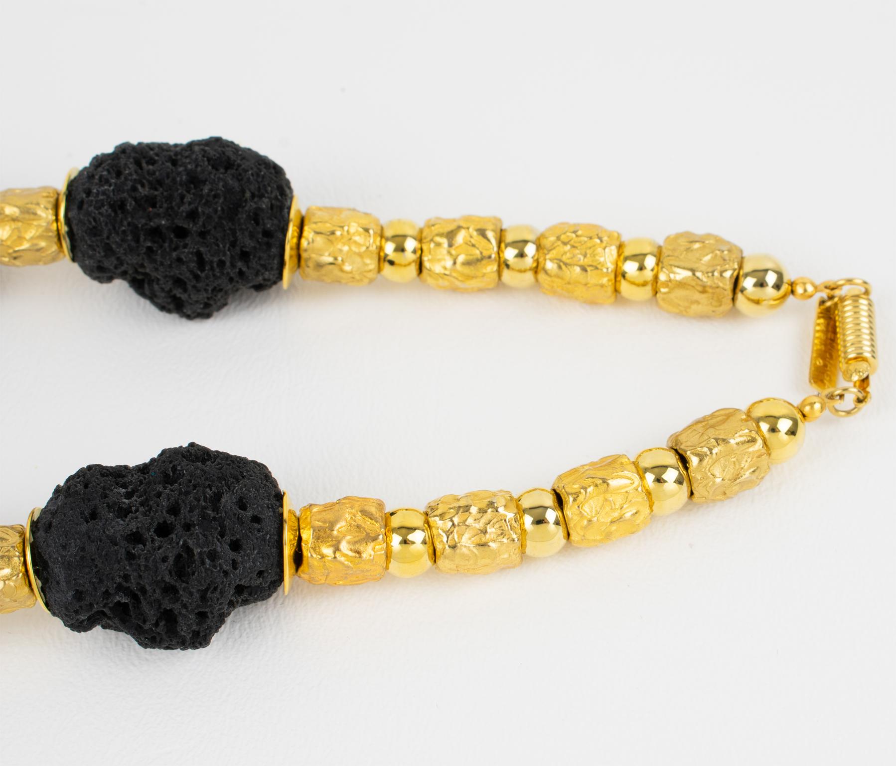 Collana dorata di Balenciaga con perline di resina lavica in vendita 3