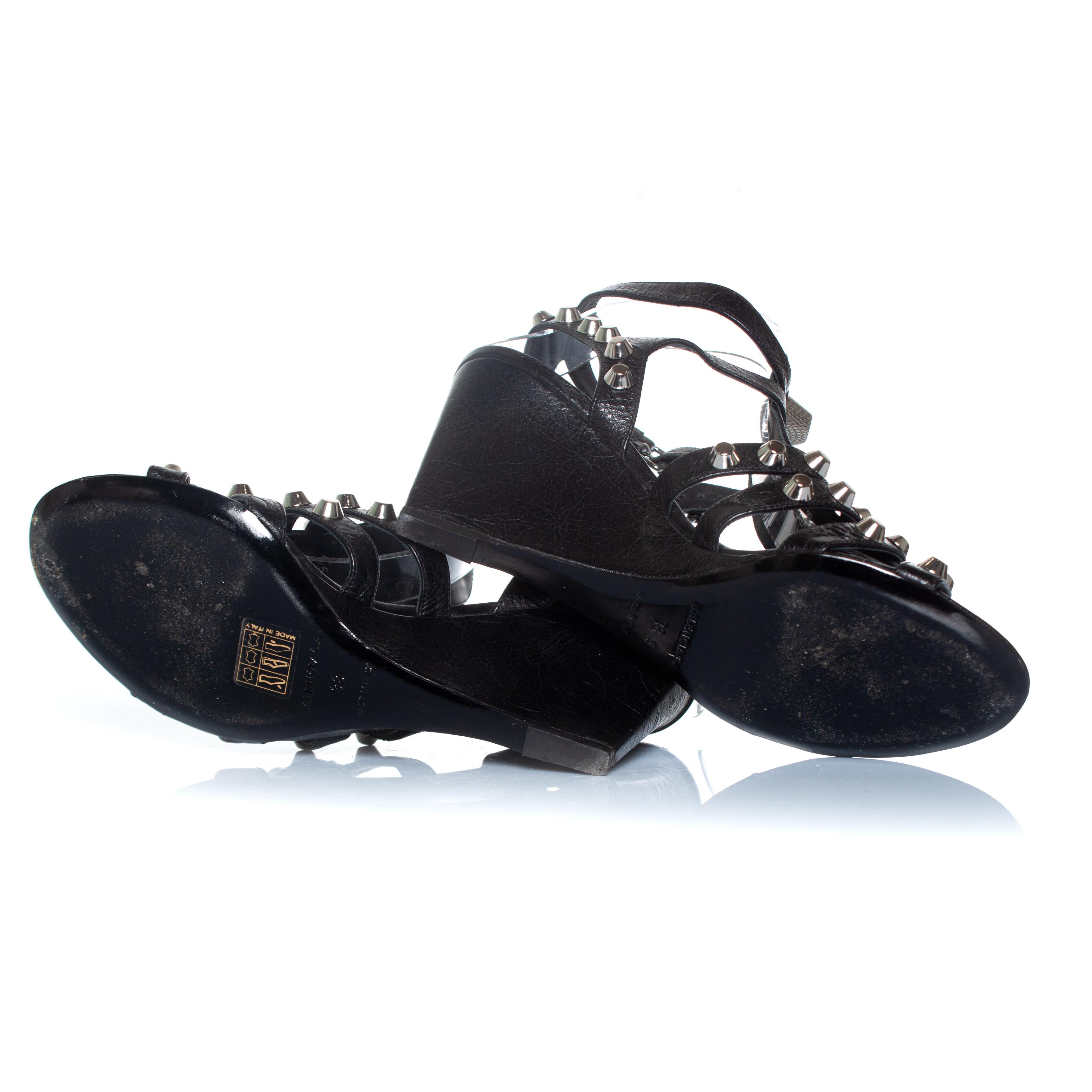 Balenciaga, Gladiator leather wedge sandals in black. The item is in very good condition.

* CONDITION: very good condition 

* SIZE: 38

* INSOLE MEASUREMENTS: 25 cm

* HEEL MEASUREMENTS: 8 cm PLATFORM: 0.5 cm

* FABRIC: leather 

* COLOUR: black 
