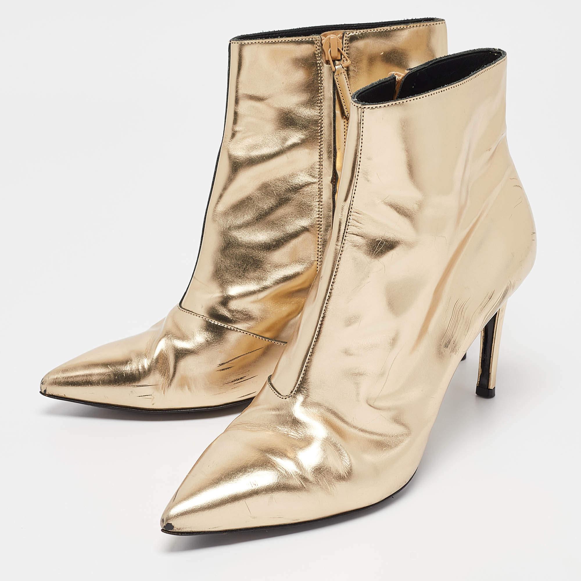 Les bottes sont un élément essentiel de votre garde-robe et ces bottes fabriquées dans des matériaux de qualité supérieure sont un excellent choix. Offrant le meilleur du confort et du style, cette paire à semelle robuste sera parfaite avec une robe