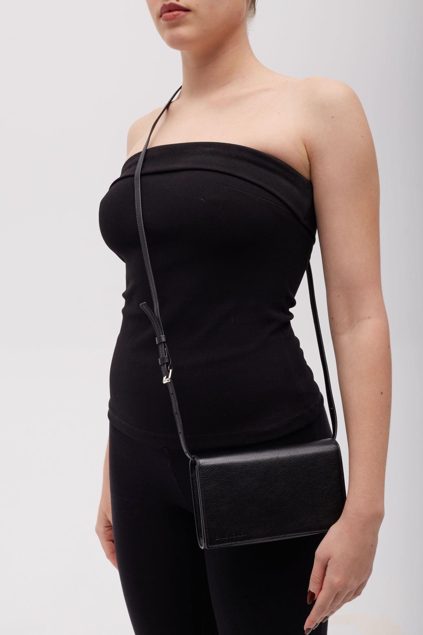 Color: Black
Material: Grained calfskin
Comes with: generic dust bag
Condition: Very good.
Made in Italy

Measurements~
Height 4.5”
Width 7.5”
Depth 1.5”
Drop 23”