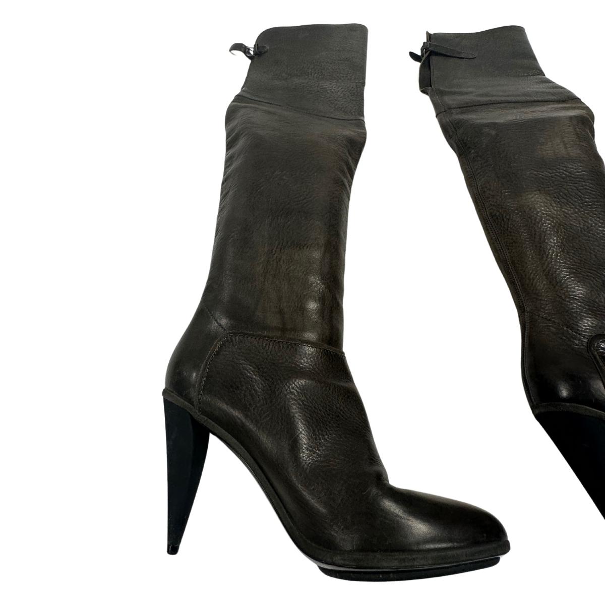 Balenciaga Grained Calfskin Leather Knee High Boots 110 (39.5 EU) In Good Condition For Sale In Montreal, Quebec