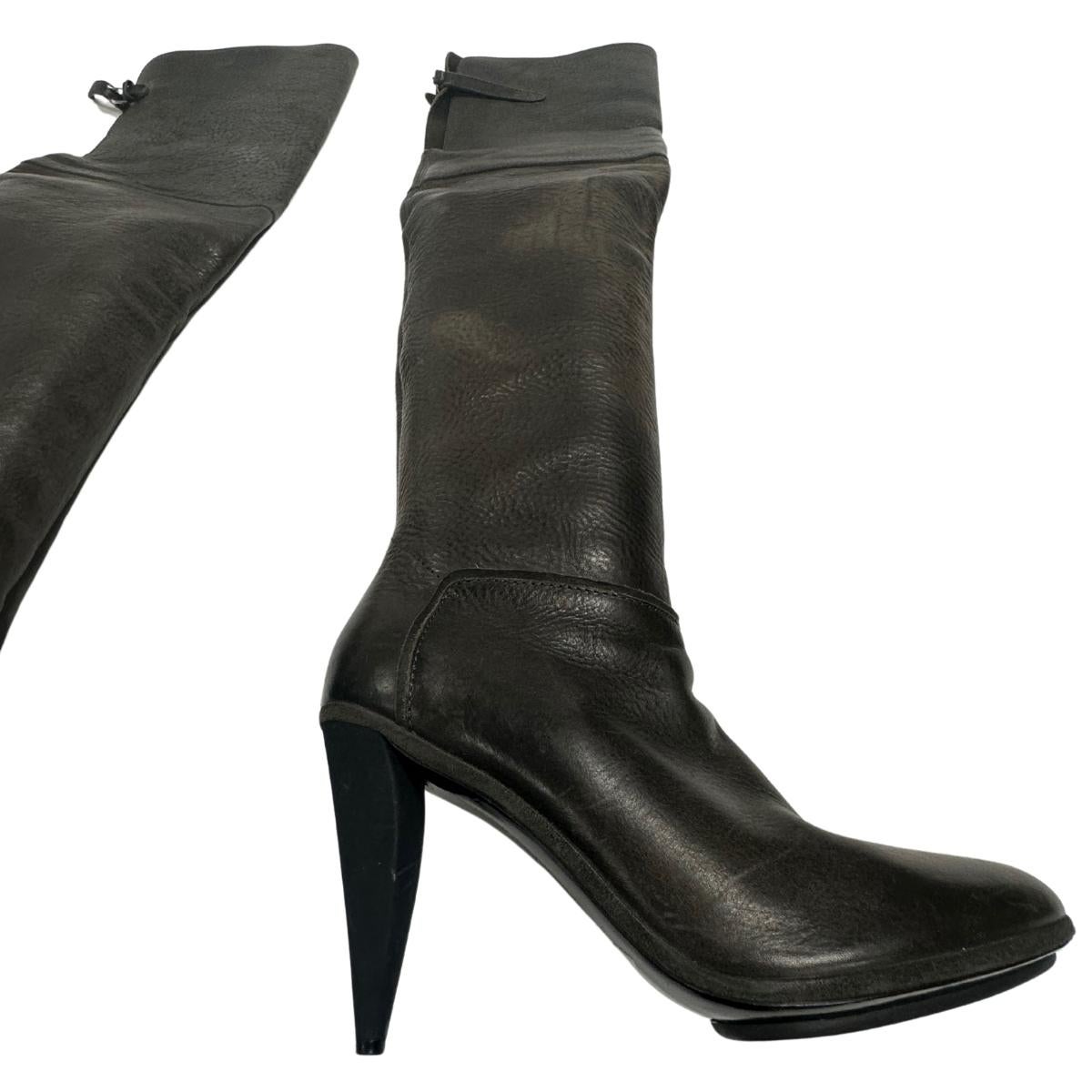 Women's Balenciaga Grained Calfskin Leather Knee High Boots 110 (39.5 EU) For Sale