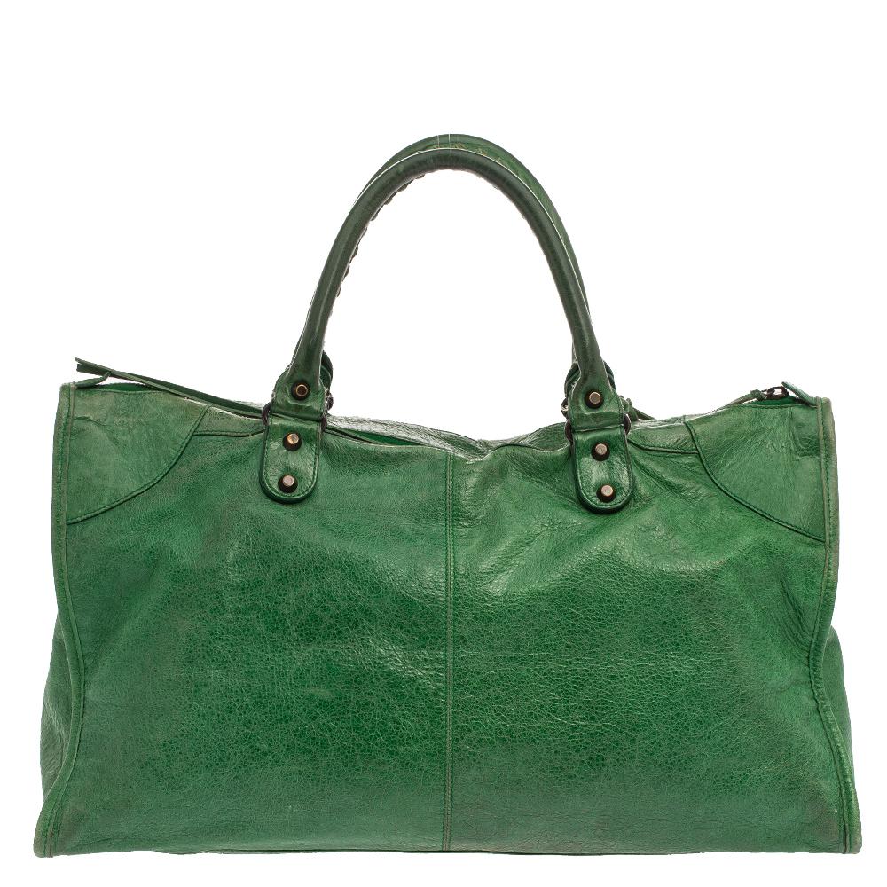 For daily usage, this Balenciaga Work tote is ideal. Crafted from leather in a classy shade, the bag has a feminine silhouette with two top handles and bronze-tone hardware. The zipper closure opens to a fabric-lined interior and the bag is enhanced