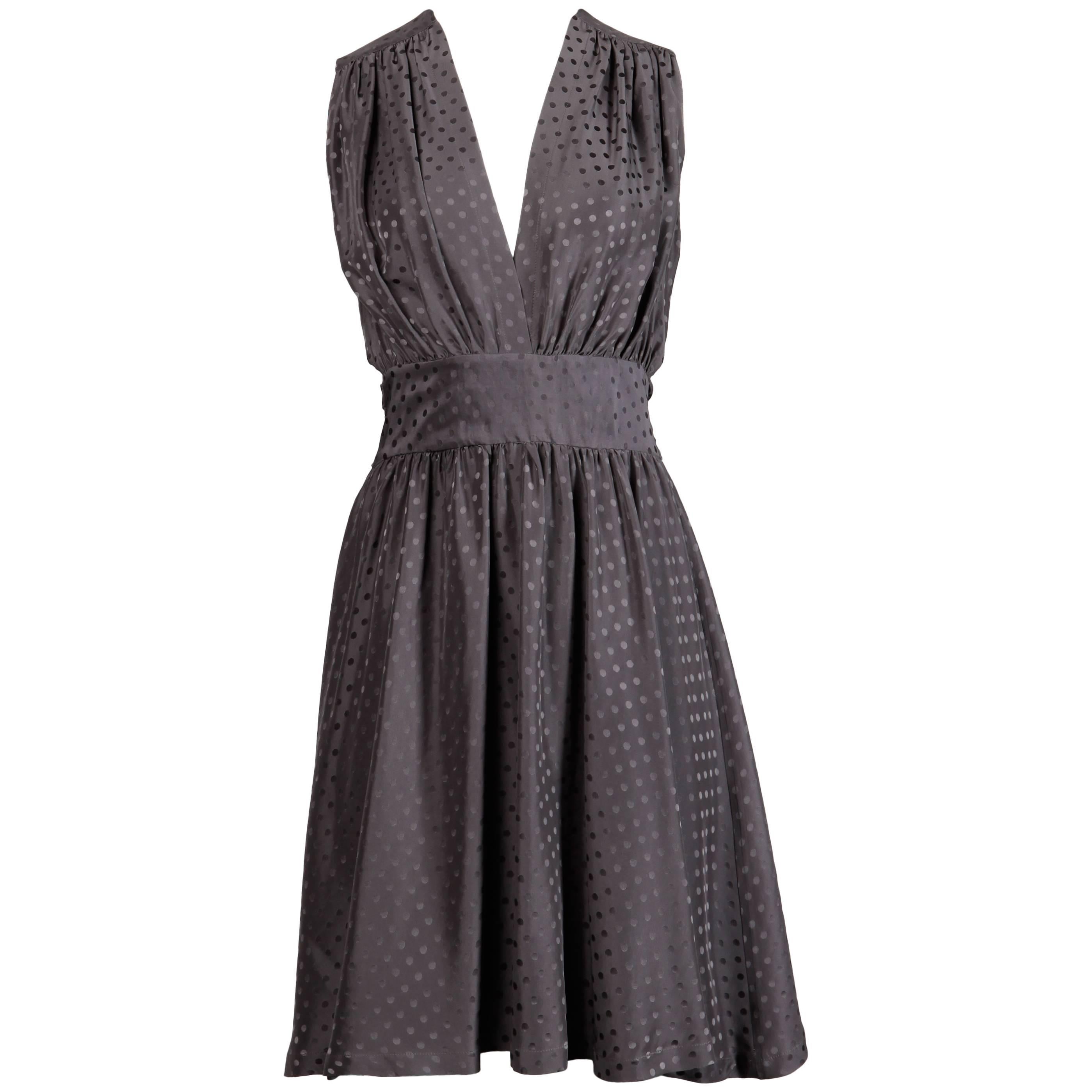 Vestido de Seda de Lunares Grises Balenciaga con Escote en V Profunda