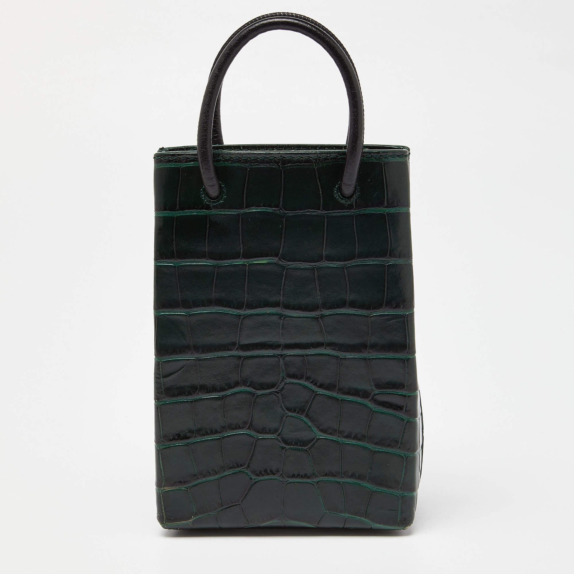 Ce sac Balenciaga est léger, résistant et agréable à porter. Il est magnifiquement fabriqué à l'aide des meilleurs matériaux pour être un allié de style durable.

