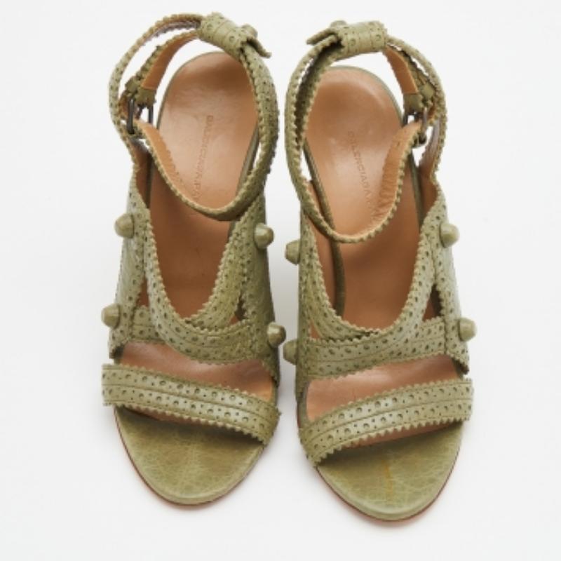 Balenciaga ist bereit, Sie mit diesen atemberaubenden Schuhen zu beeindrucken. Sie sind aus edlen Materialien gefertigt und haben eine offene Zehenpartie. Dieses Paar Designer-Schuhe wird Ihren Style-Faktor erhöhen.