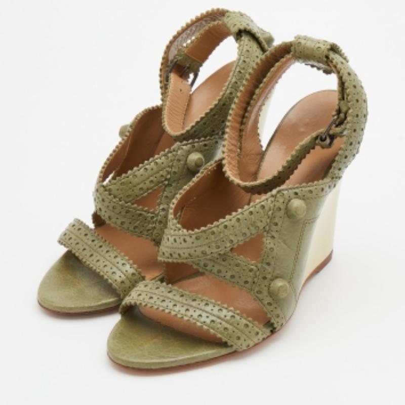 Balenciaga Grün Brogue Riemchen-Keilsandalen aus Leder Größe 36 im Zustand „Gut“ im Angebot in Dubai, Al Qouz 2