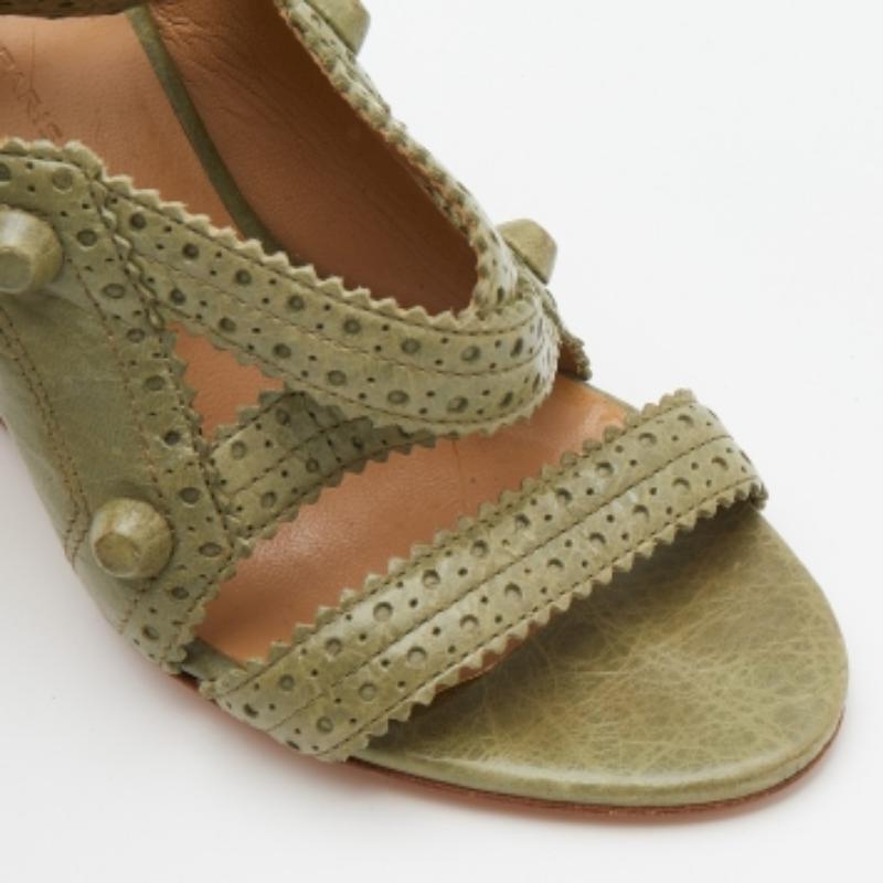 Balenciaga Grün Brogue Riemchen-Keilsandalen aus Leder Größe 36 im Angebot 1
