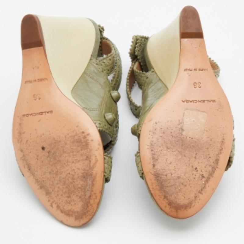 Balenciaga Grün Brogue Riemchen-Keilsandalen aus Leder Größe 36 im Angebot 2