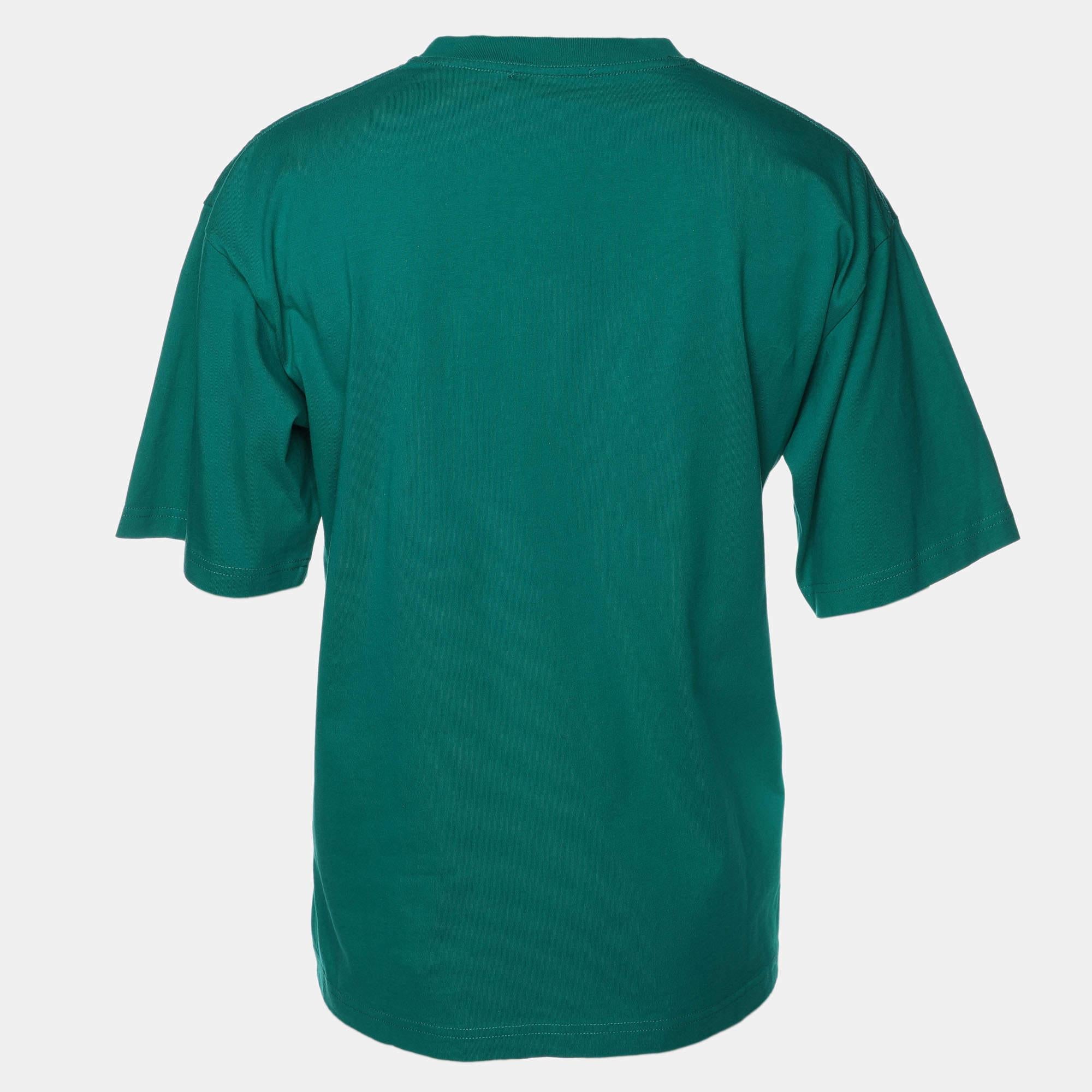 Une combinaison parfaite de confort, de luxe et de style, ce t-shirt de créateur est une pièce incontournable. Fabriquée à partir de matériaux de qualité, la création peut être stylisée avec un pantalon en jean et des baskets pour un look cool.