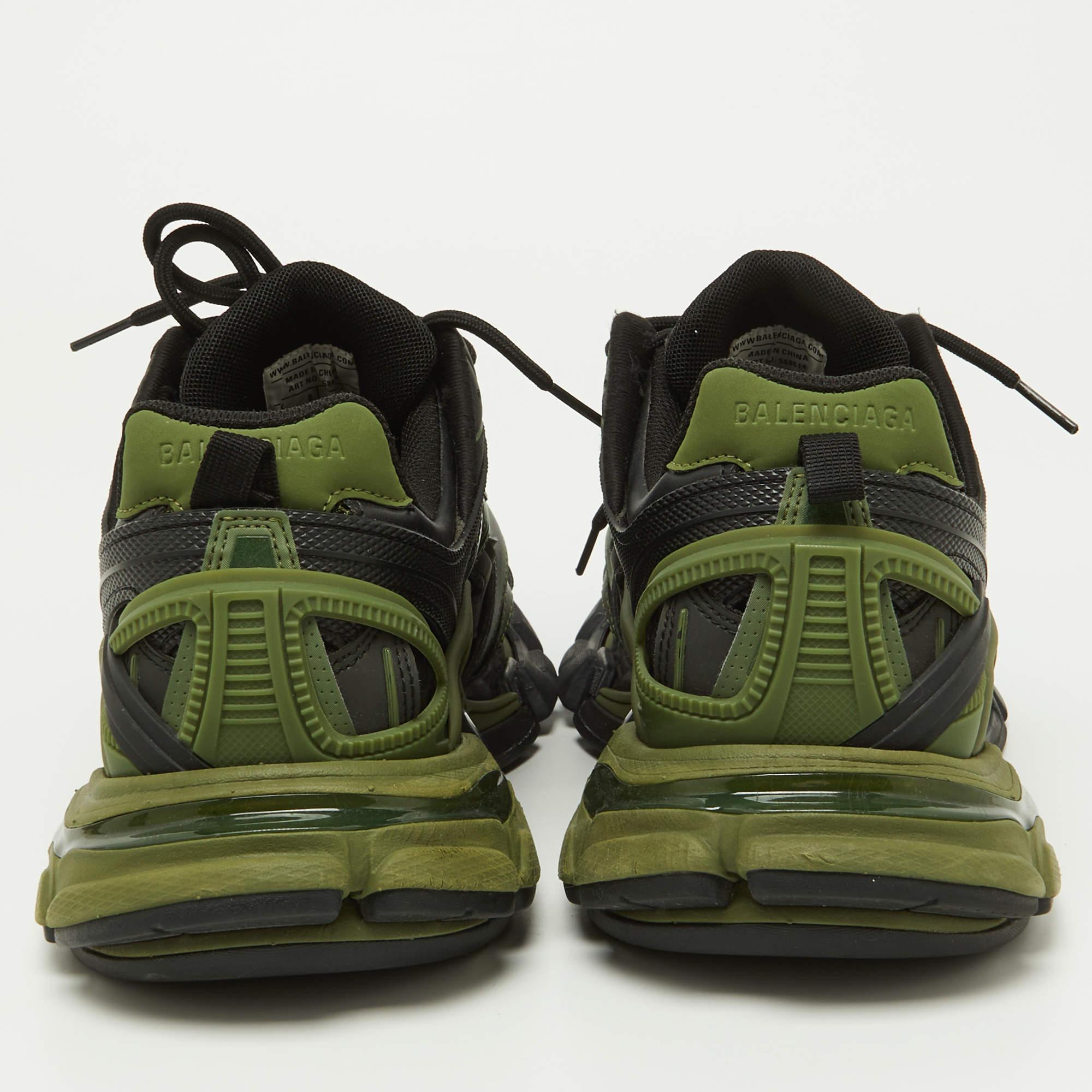 Balenciaga Green Leather and Mesh Track Trainers Low-Top Sneakers Size 42 In Good Condition For Sale In Dubai, Al Qouz 2