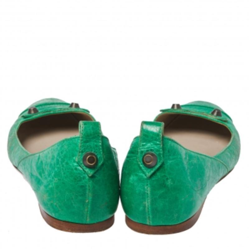 Balenciaga Green Leather Arena Studded Ballet Flats Size 38.5 In Fair Condition For Sale In Dubai, Al Qouz 2
