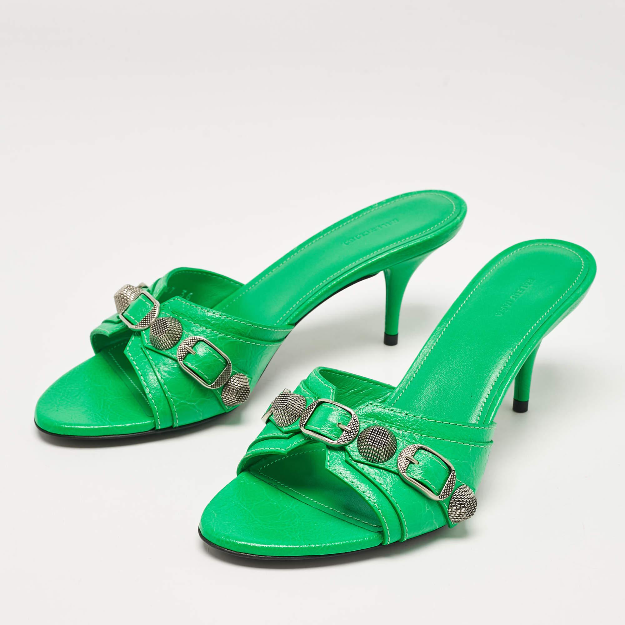 Wear these designer sandals to spruce up any outfit. They are versatile  chic  and can be easily styled. Made using quality materials  these sandals are well built and long lasting.