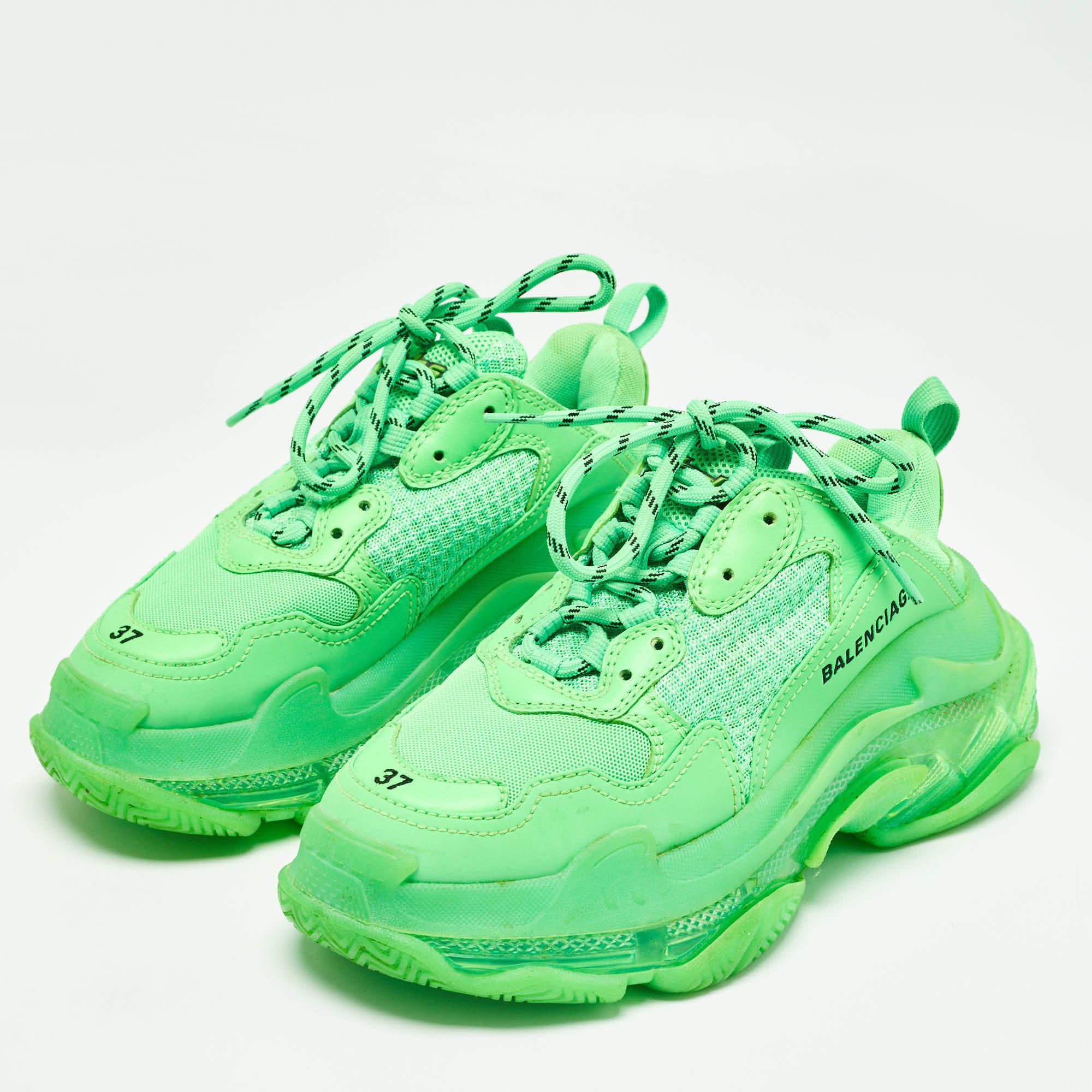 Designed to elevate your style quotient and give you comfort at the same time these Balenciaga kicks are crafted using the best materials. Pair them with your casuals for a cool look.
