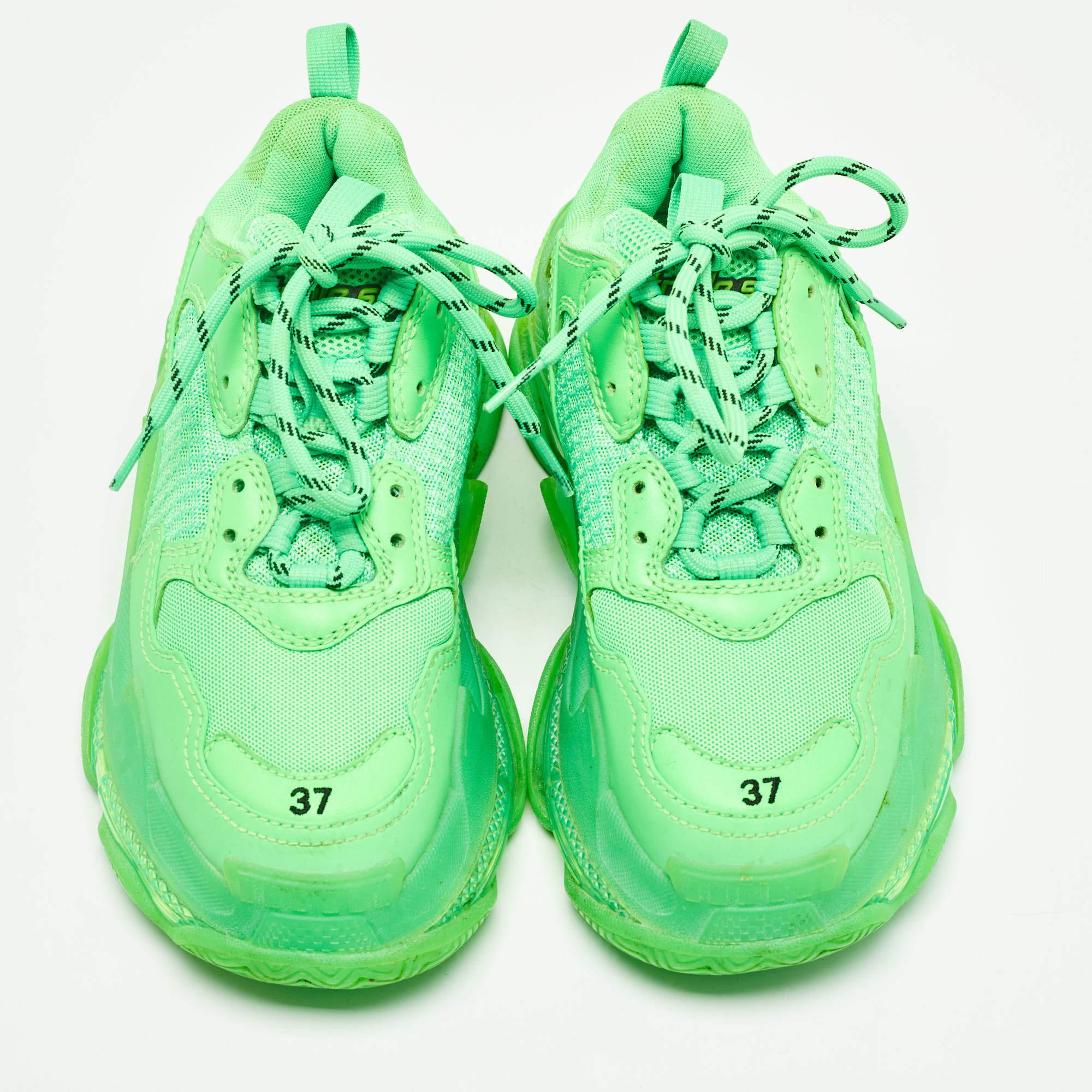 Balenciaga Green Mesh and Faux Leather Triple S Sneakers Size 37 In Good Condition For Sale In Dubai, Al Qouz 2