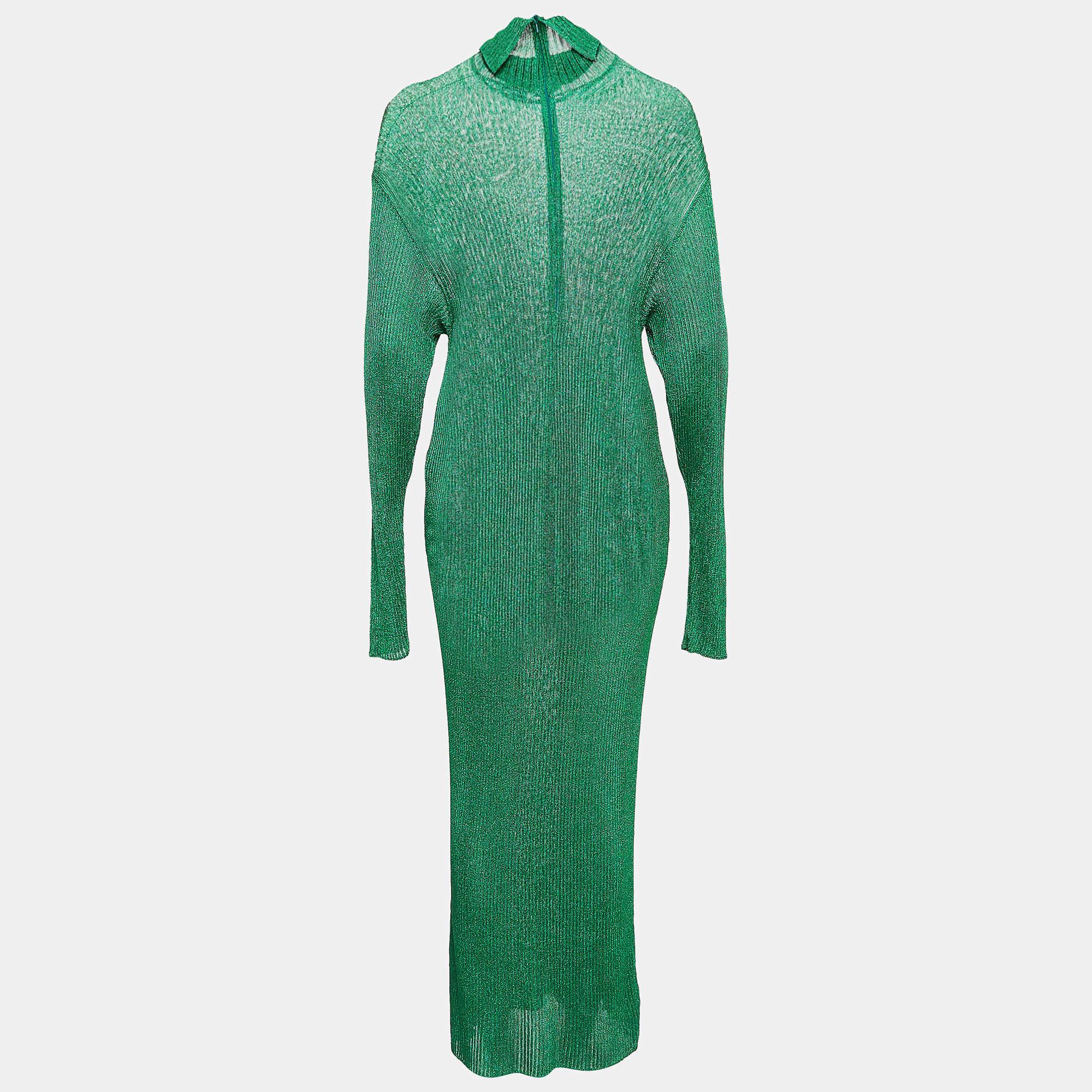 Vous adorerez porter cette robe longue verte de Balenciaga. Il est confectionné dans un tissu extensible et présente un col roulé.  manches longues  et fermeture à glissière.
