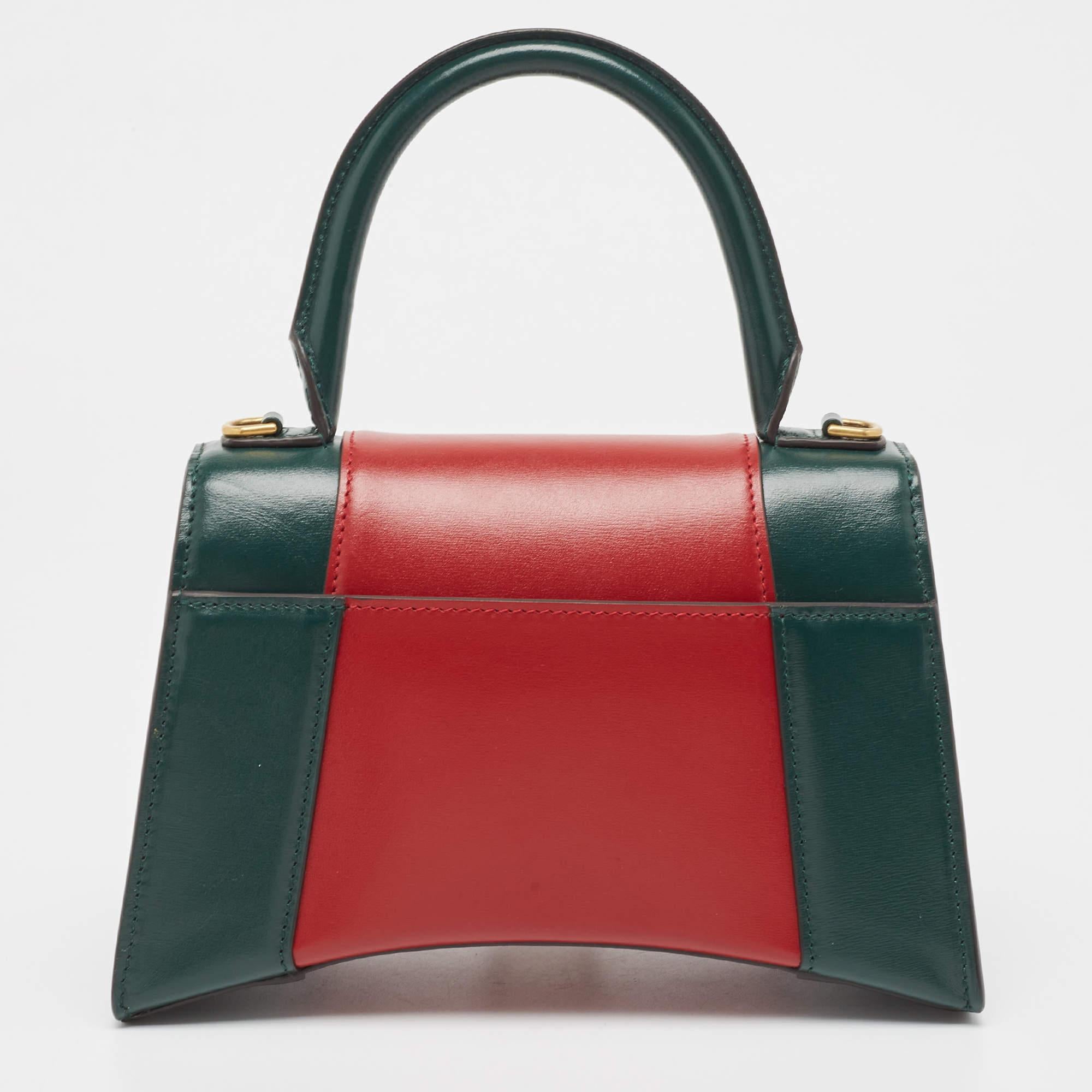 Balenciaga's Hourglass is inspired by the silhouettes of its sculptural blazers of the 1950s and, with its very distinctive shape, knows how to start a conversation. The curved bottom of this construction is beautifully paralleled with the foldover