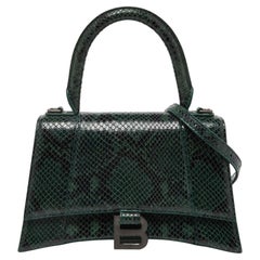 Balenciaga, petit sac à poignée sablier en cuir gaufré peau de serpent vert