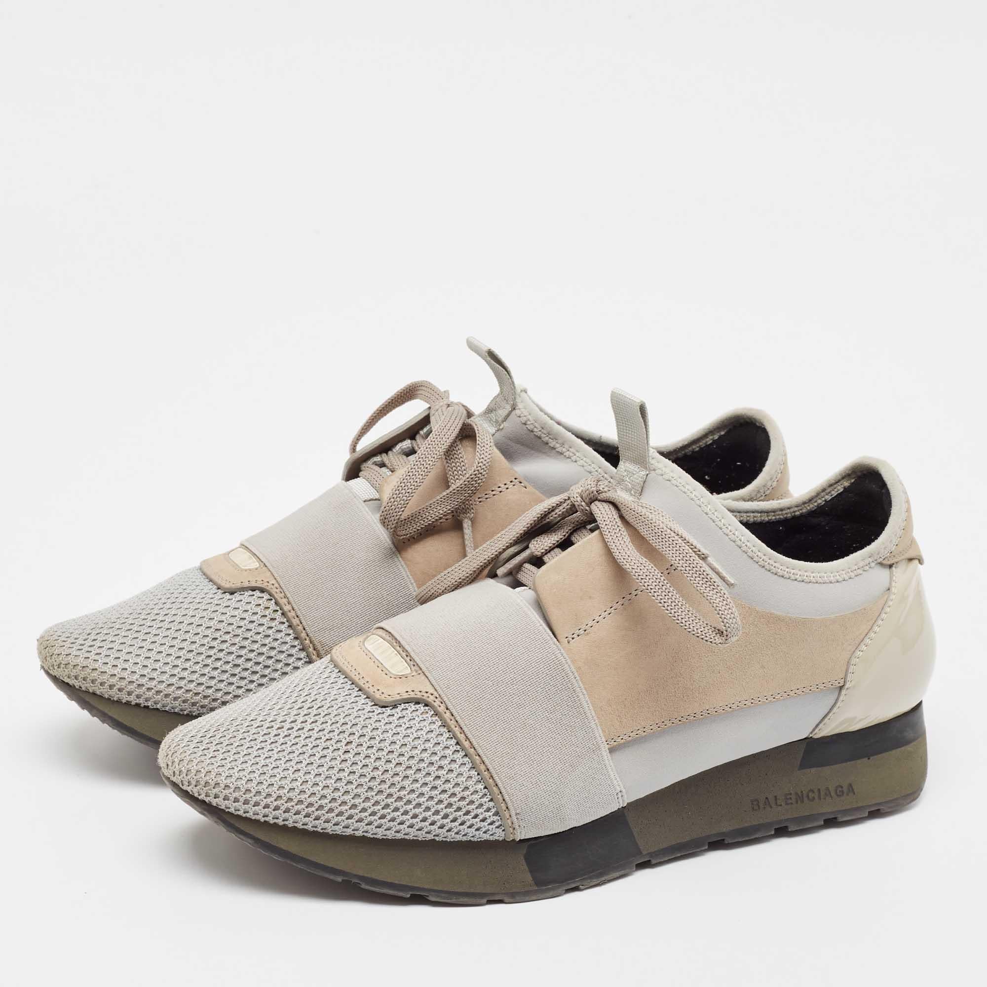 Aggiungete un tocco di classe al vostro abbigliamento con queste sneakers. Realizzate con materiali pregiati, sono dotate di tomaia con lacci e sottopiede rilassante. La suola resistente di questo paio ha l'obiettivo di garantirti la comodità di