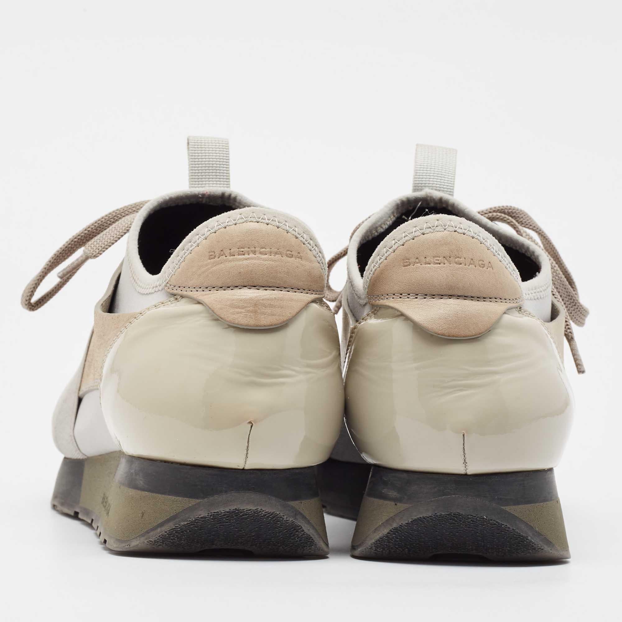 Balenciaga Grigio/Beige, tessuto a maglia e pelle, Race Runner Lace Up Sneakers Taglia 41 in vendita 1