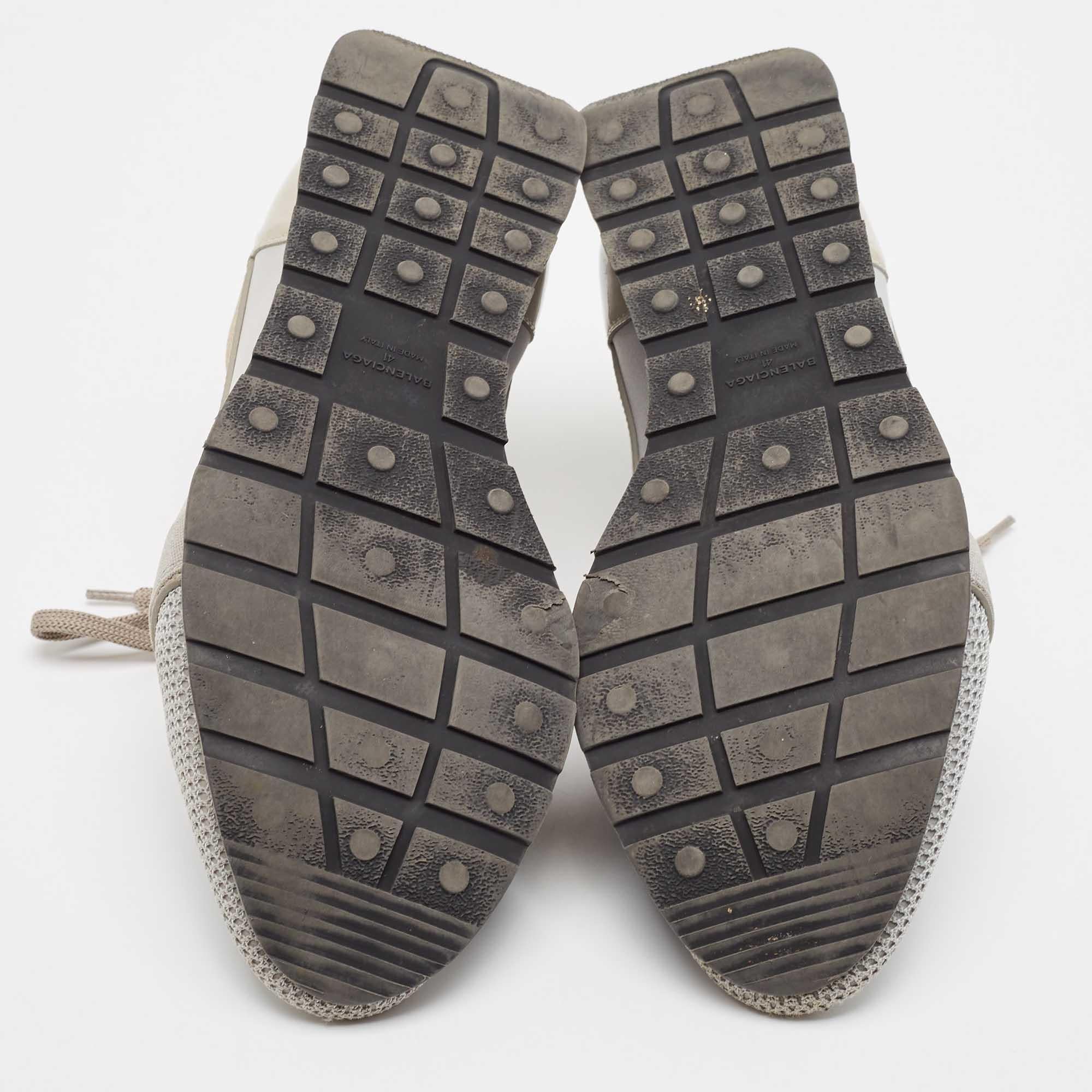 Balenciaga Grigio/Beige, tessuto a maglia e pelle, Race Runner Lace Up Sneakers Taglia 41 in vendita 2
