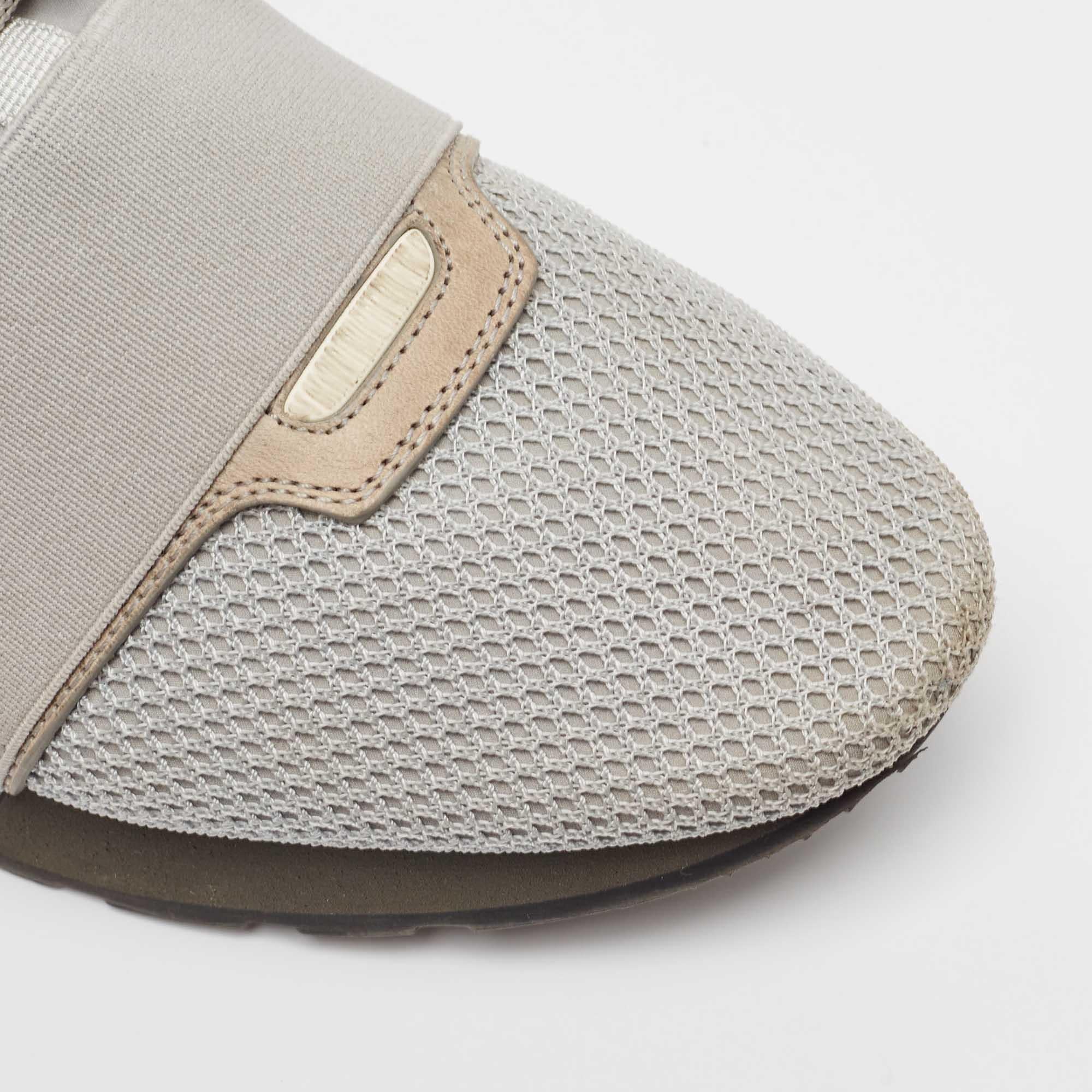 Balenciaga Grigio/Beige, tessuto a maglia e pelle, Race Runner Lace Up Sneakers Taglia 41 in vendita 3