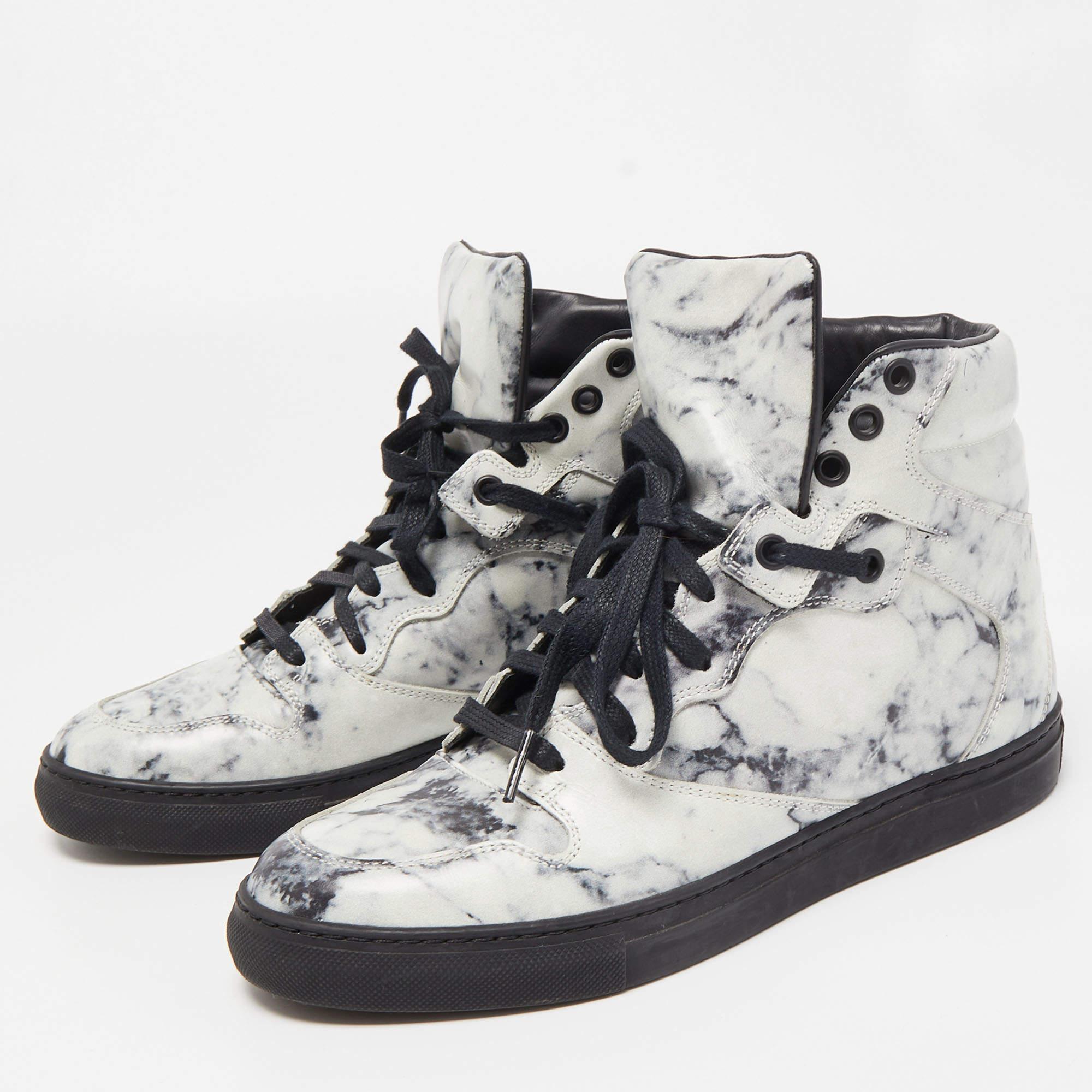 Give your outfit a chic update with this pair of designer sneakers. The creation is sewn perfectly to help you make a statement in them for a long time.