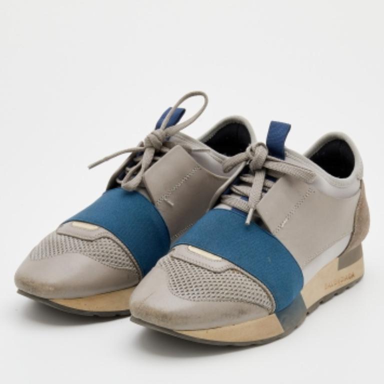 Queste scarpe da ginnastica Race Runner della Maison Balenciaga sono super robuste, straordinarie ed eleganti. Sono realizzate in pelle grigio-blu in una silhouette bassa. Presentano una chiusura con lacci sulla tomaia. Aggiungi subito queste