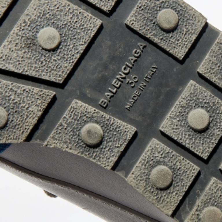 Balenciaga, scarpe da ginnastica Race Runner in pelle grigio/blu, taglia 36 in vendita 2