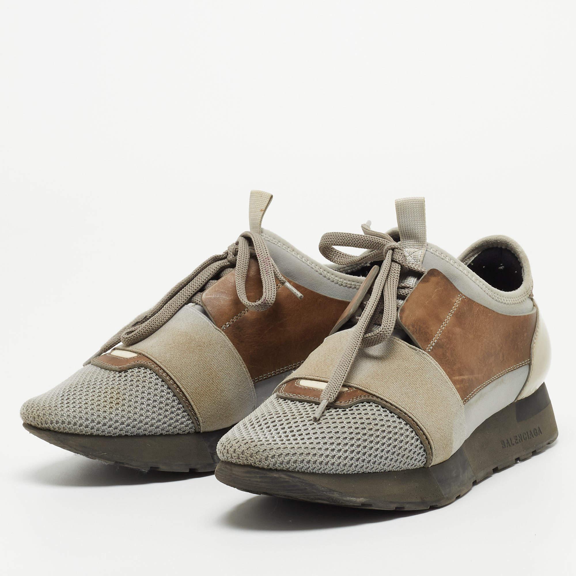 Ajoutez une touche d'élégance à votre tenue avec ces baskets. Fabriquées dans des matériaux de qualité supérieure, elles sont dotées d'une tige à lacets et d'un lit de pied relaxant. La semelle en caoutchouc de cette paire vise à vous procurer une