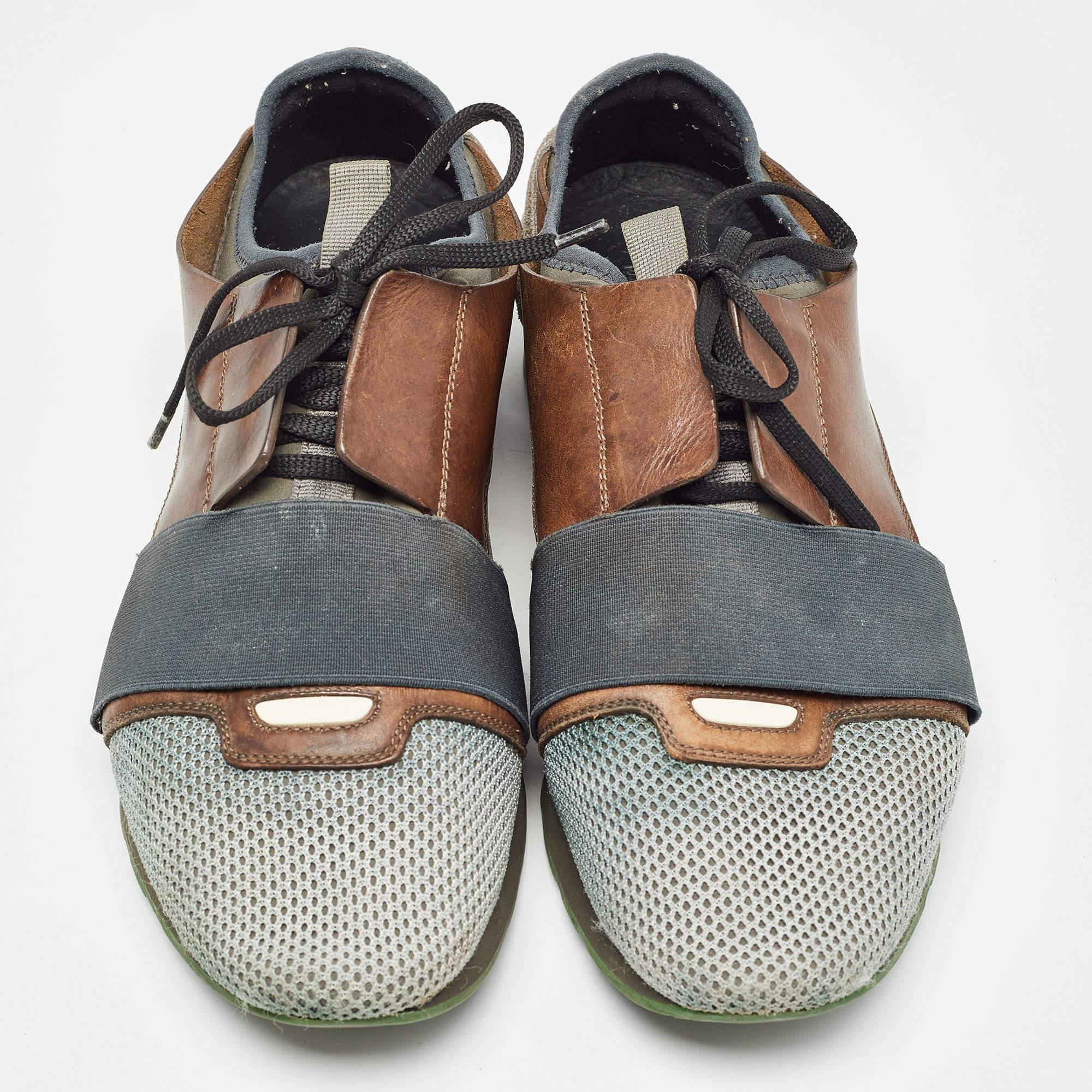 Balenciaga Gris/Malla Marrón y Piel Zapatillas Race Runner Talla 42 en Bastante bueno estado para la venta en Dubai, Al Qouz 2