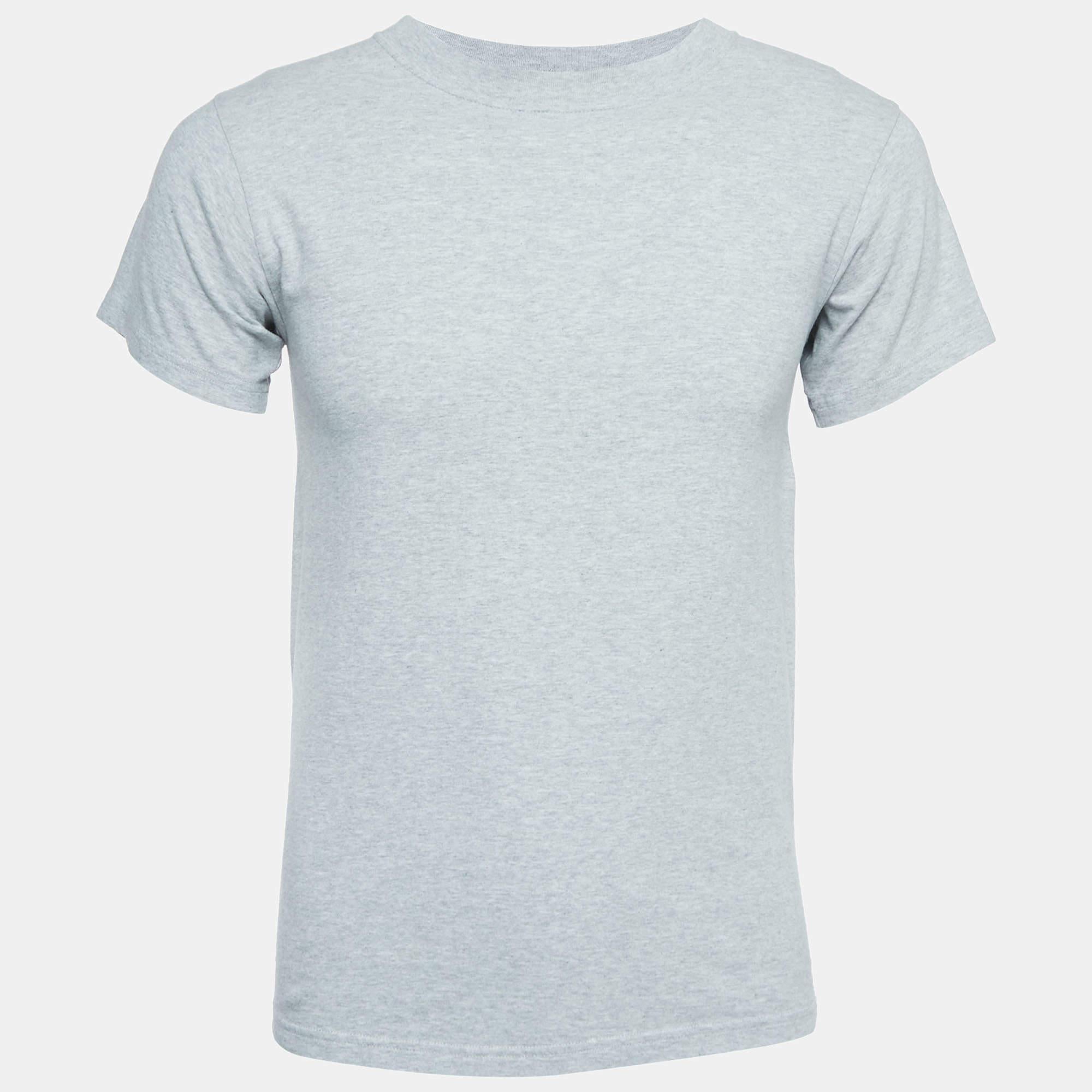 Obtenez le confort et le style décontracté adéquat avec ce T-shirt de créateur. Conçue pour être fiable et durable, cette création présente une encolure simple et des détails signature.


