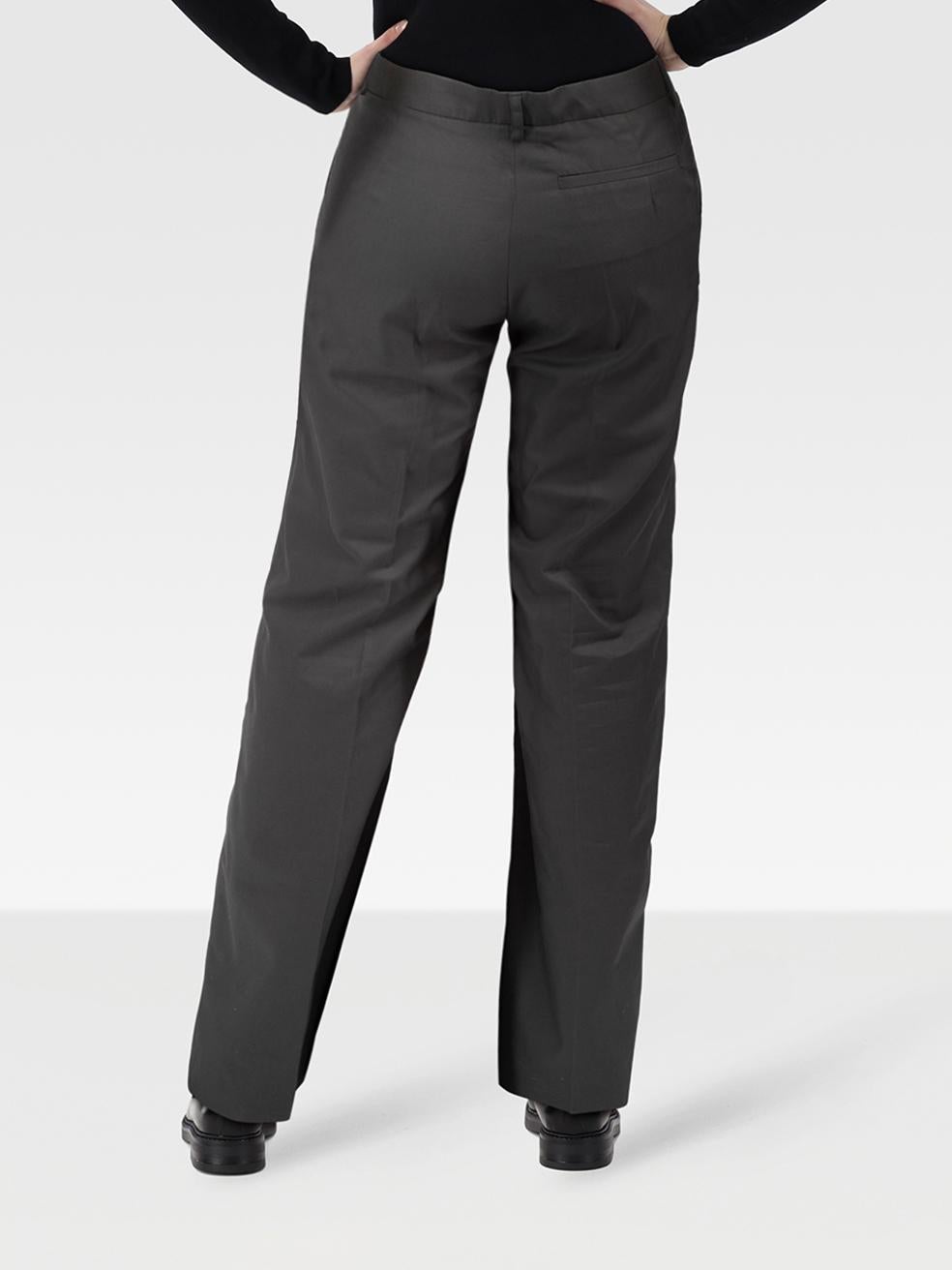 L'ÉTAT est très bon. L'usure du pantalon est minime. Usure minime sur le devant de la jambe droite du pantalon et à l'arrière des deux jambes du pantalon où des marques sont visibles sur cet article de revente d'occasion de marque Balenciaga.
 

